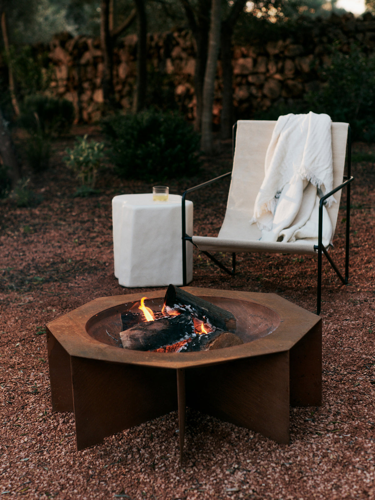 Desert Loungestuhl in Black/Cloud präsentiert im Onlineshop von KAQTU Design AG. Outdoor-Sessel mit Armlehnen ist von Ferm Living