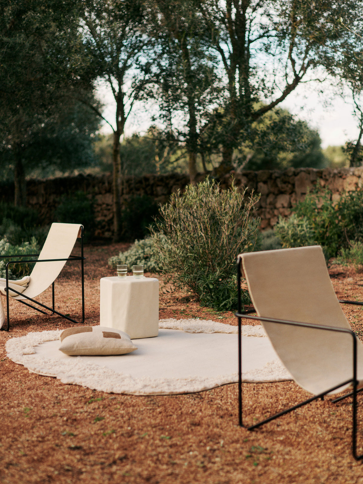 Desert Loungestuhl in Black/Cloud präsentiert im Onlineshop von KAQTU Design AG. Outdoor-Sessel mit Armlehnen ist von Ferm Living