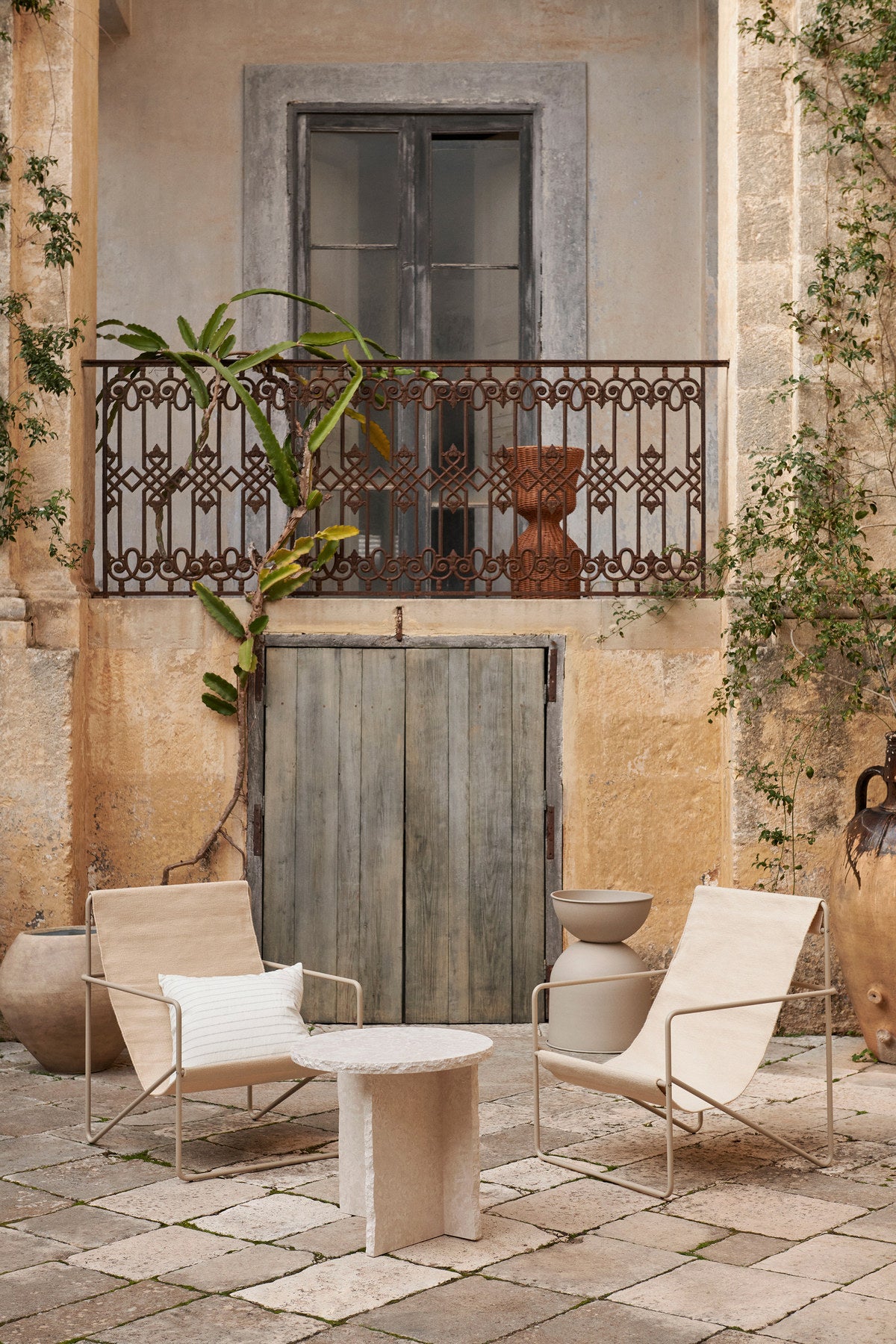 Desert Loungestuhl in Cashmere/Cloud präsentiert im Onlineshop von KAQTU Design AG. Outdoor-Sessel mit Armlehnen ist von Ferm Living