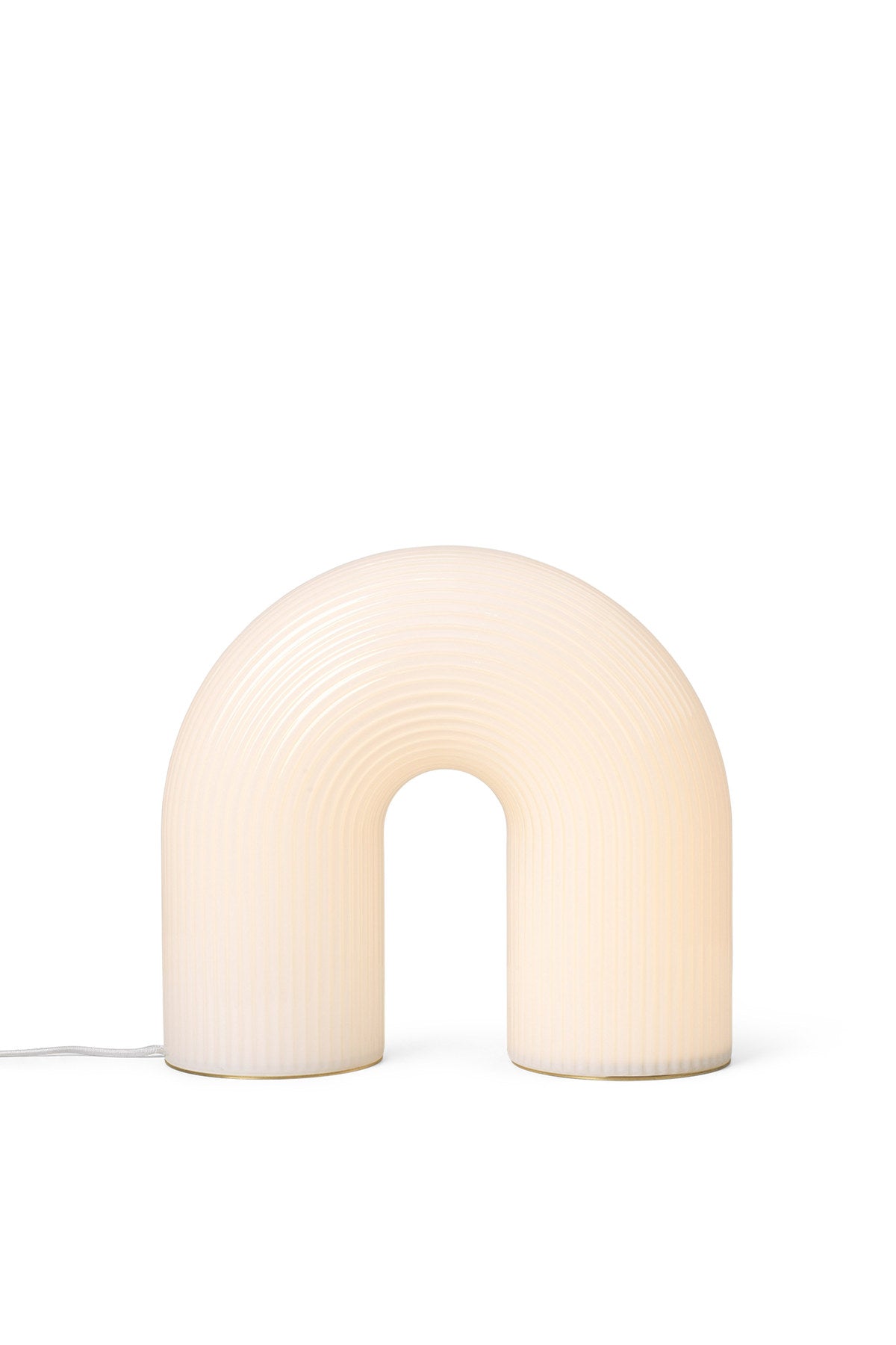 Vuelta Stehleuchte in Weiss präsentiert im Onlineshop von KAQTU Design AG. Stehleuchte ist von Ferm Living
