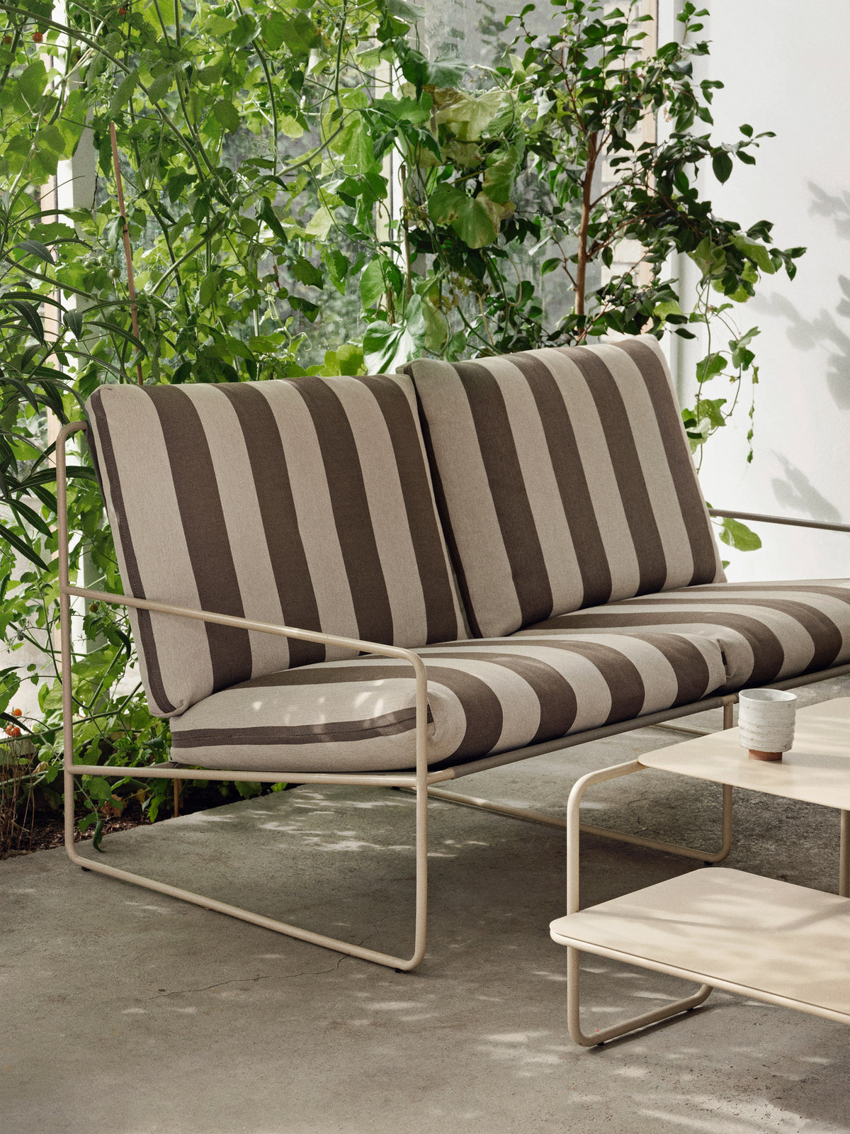 Desert 2-Sitzer - Stripe von Ferm Living, Lounge Sofa mit Stahlgestell, Sitz aus Vinyl-Polyester-Gewebe und Outdoor-Polypropylen-Bezug in Weiss/Braun.