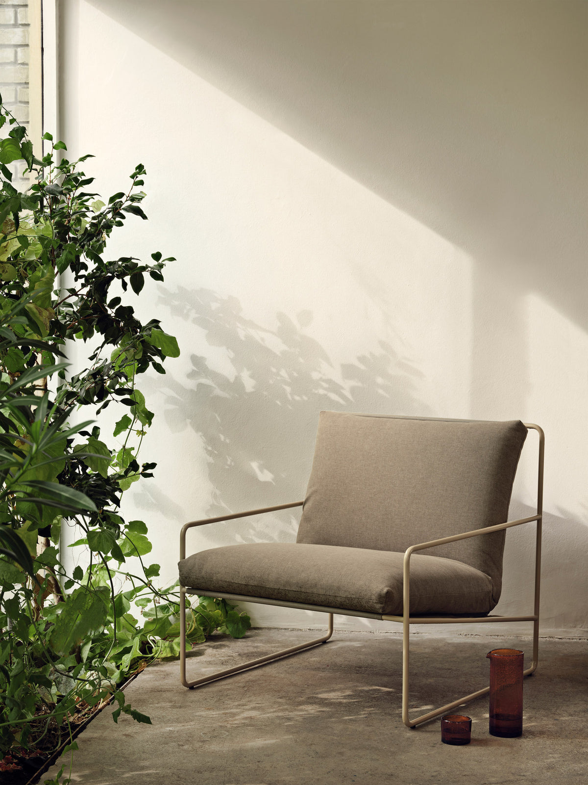 Outdoor-Sessel Desert 1-Sitzer - Dolce von Ferm Living in Dunkeler Sand, Gestell aus pulverbeschichtetem Stahl mit Textilbezug aus Vinyl und Polyester.