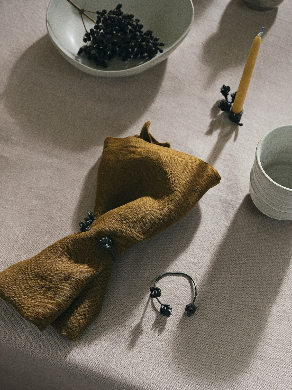 Vier Serviettenringe aus massivem Messing der Forest-Serie von Ferm Living mit fein detaillierter, gewellter Oberfläche, freigestellt fotografiert.