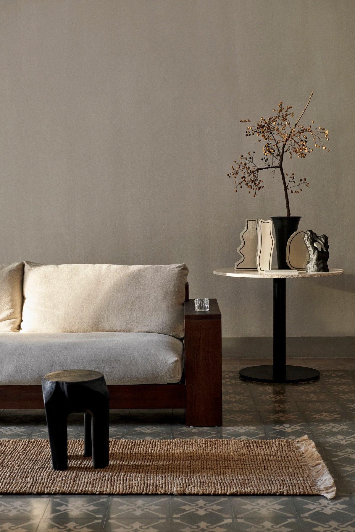 Root Hocker in Schwarz gebeizt präsentiert im Onlineshop von KAQTU Design AG. Hocker ist von Ferm Living