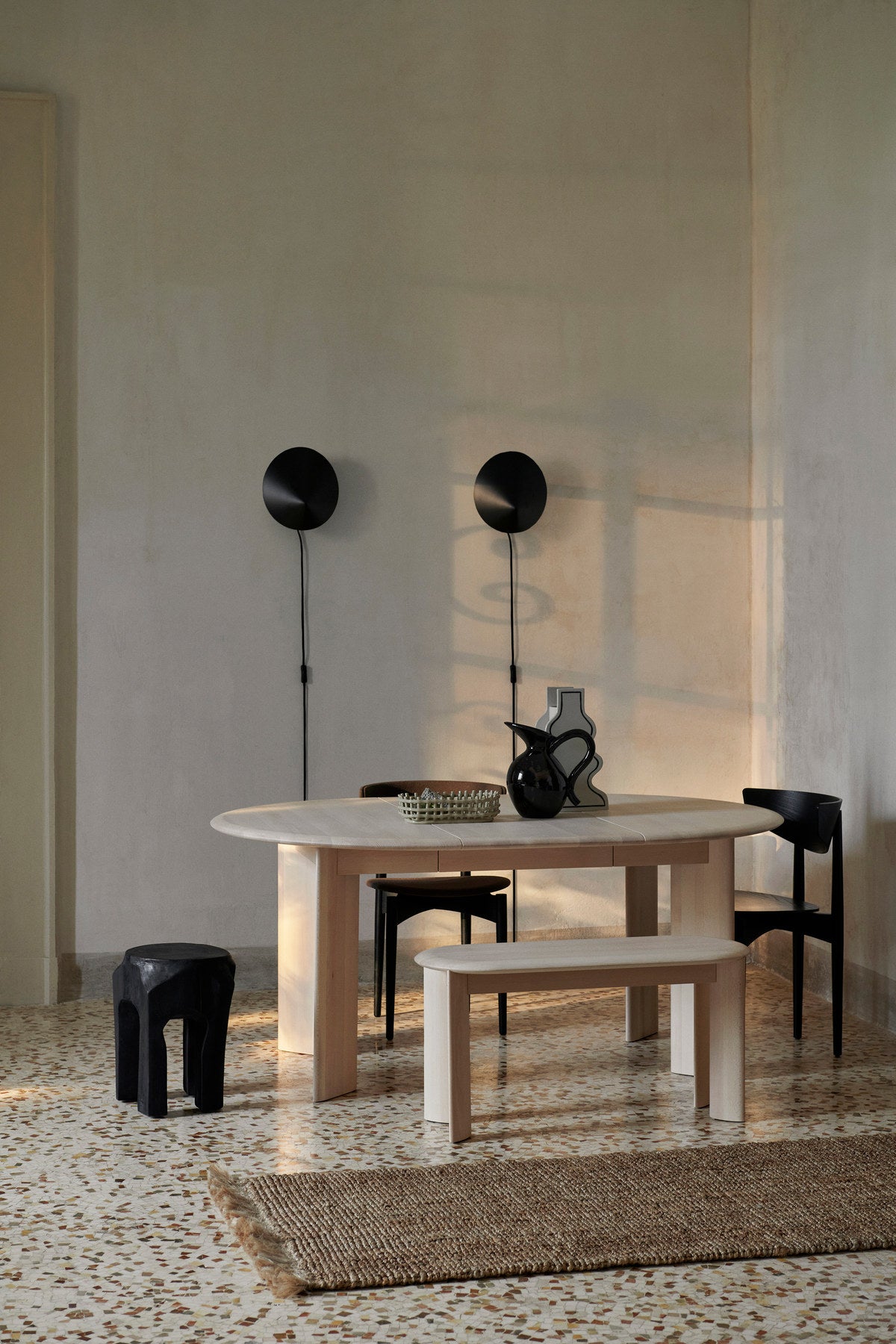 Bevel Bank in Weiss präsentiert im Onlineshop von KAQTU Design AG. Sitzbank ist von Ferm Living
