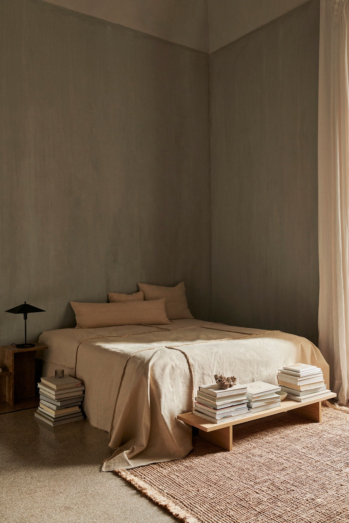 Athens Teppich von Ferm Living aus 100% Jute in Natur, handgewebt mit sichtbarer Struktur und vollen Fransen, rechteckige Form