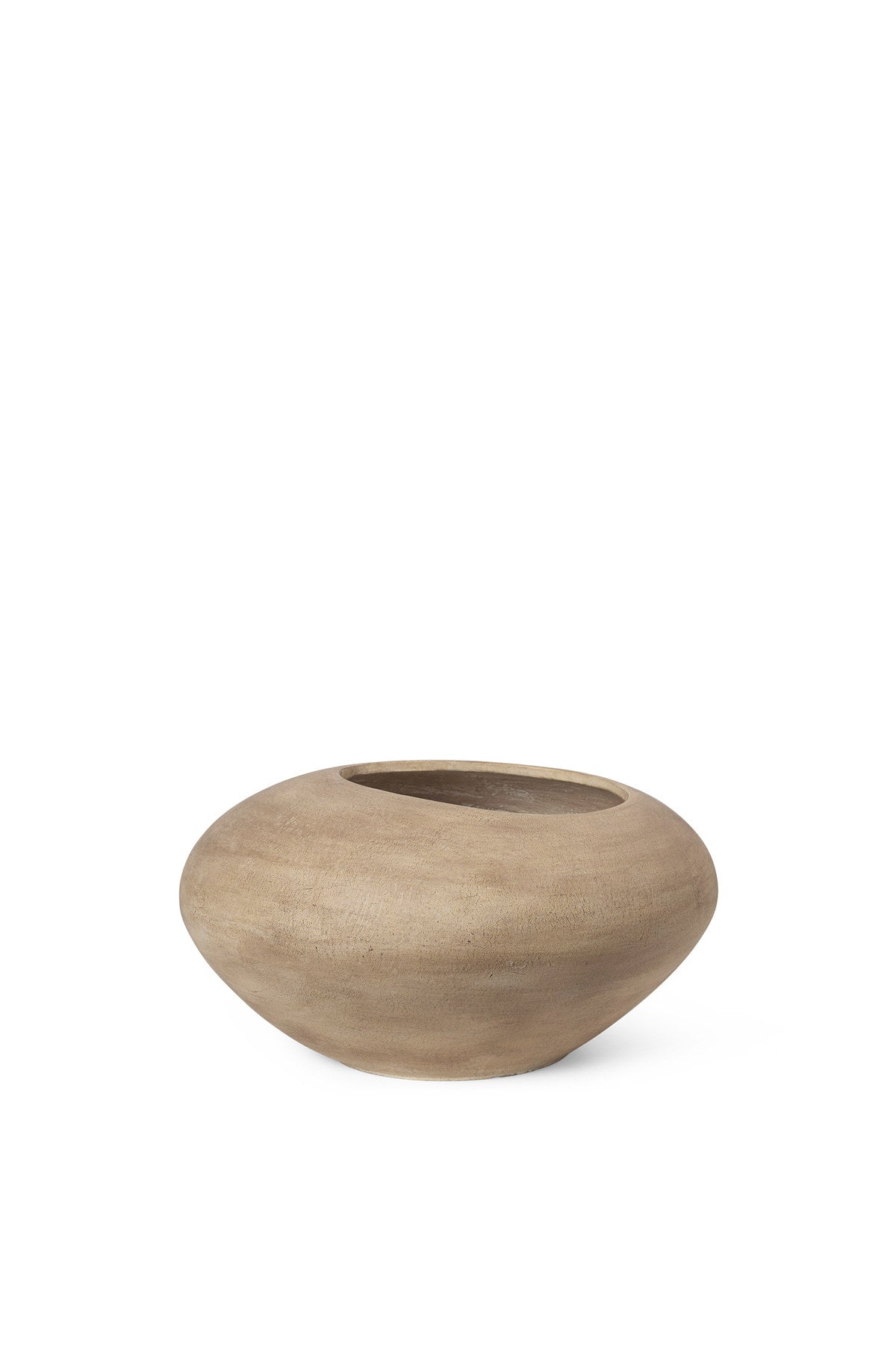 Dodu Topf von Ferm Living, braun, aus Zement mit lackierter Oberfläche, bauchige Form mit schmalem Fuss und unregelmässiger Öffnung, Outdoor-Pflanzentopf.