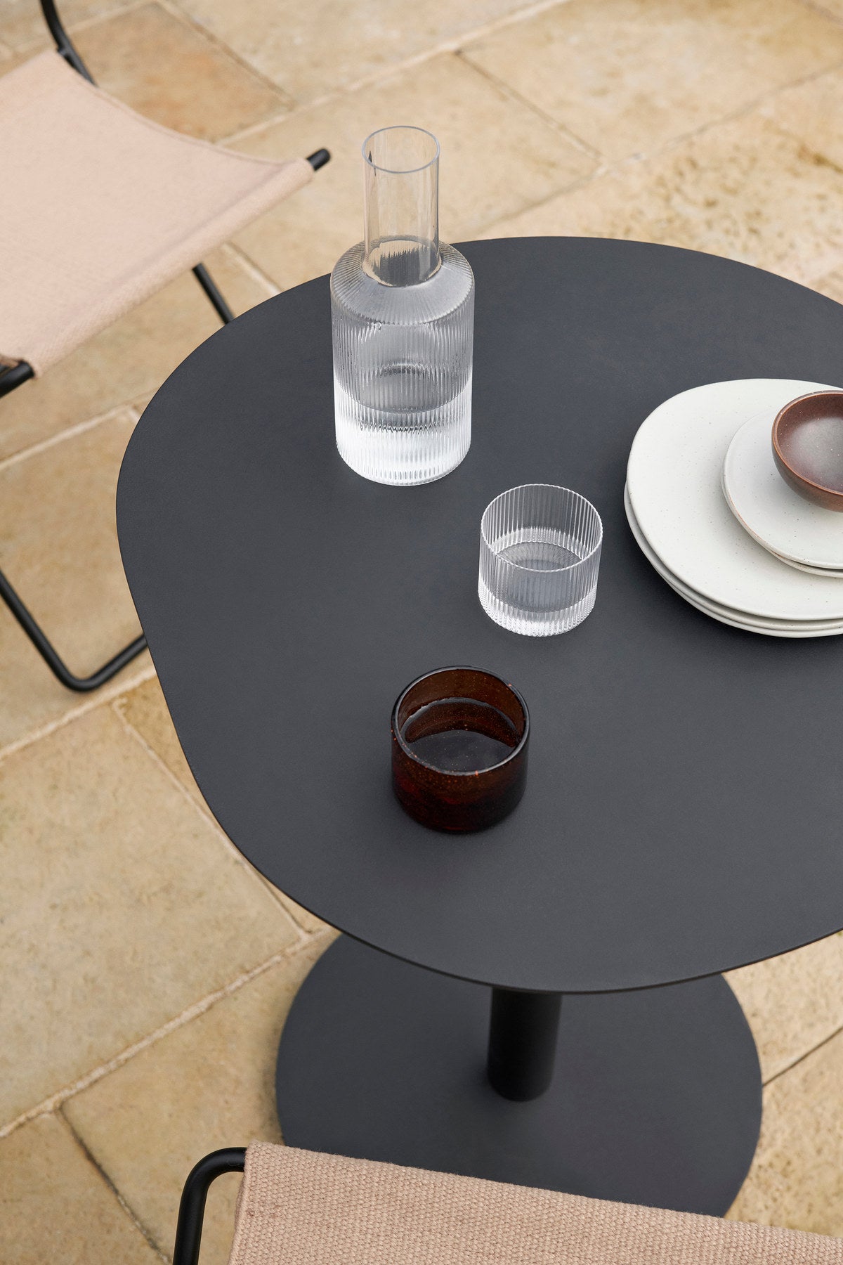 Pond Café-Tisch von Ferm Living mit organisch geformter runder Tischplatte aus pulverbeschichtetem, verzinktem Stahl und schlankem Standfuss.