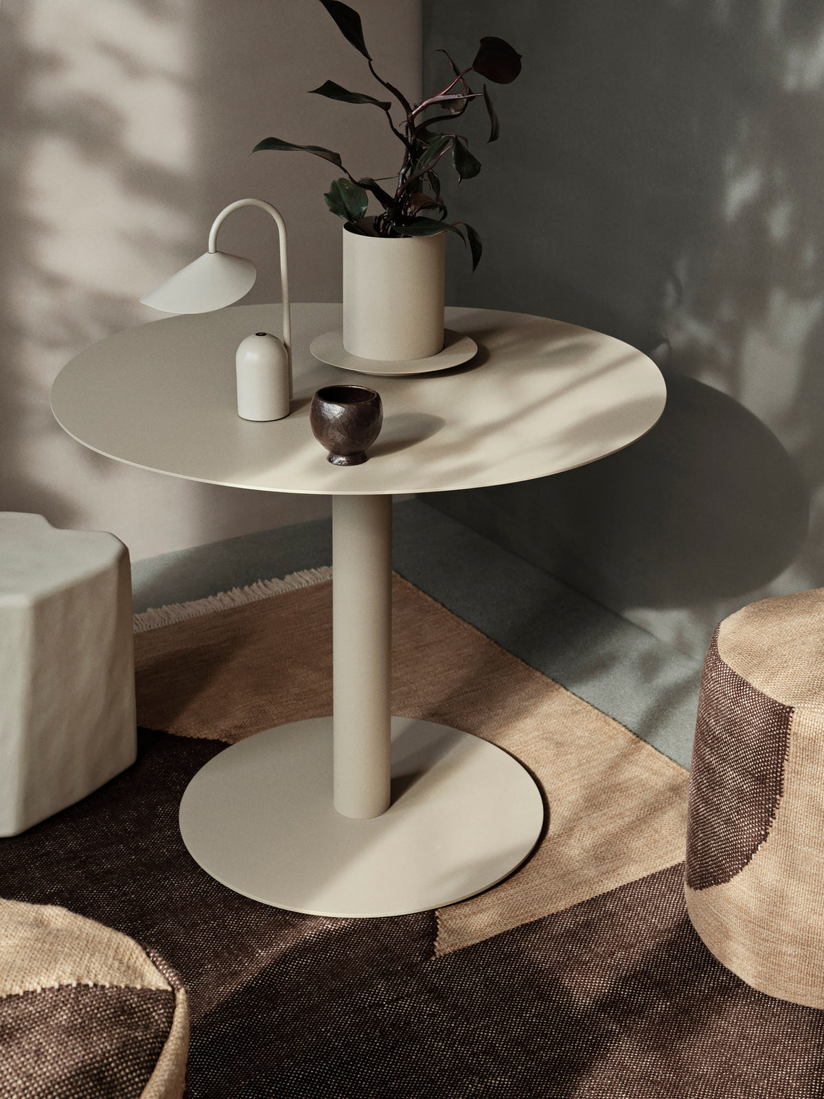 Pond Esstisch in Cashmere präsentiert im Onlineshop von KAQTU Design AG. Esstisch ist von Ferm Living