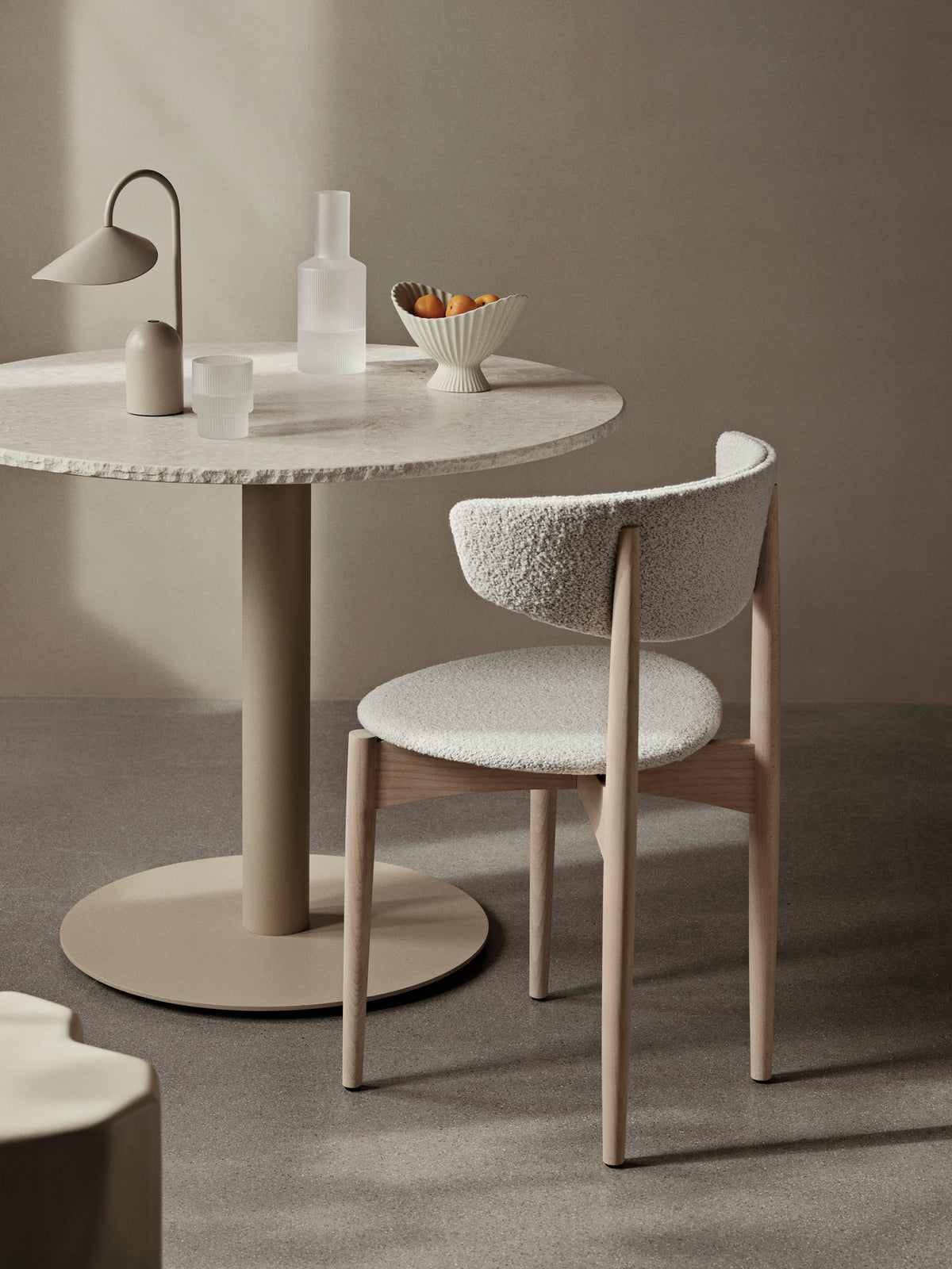Mineral Esstisch in Bianco Curia/Cashmere präsentiert im Onlineshop von KAQTU Design AG. Esstisch ist von Ferm Living