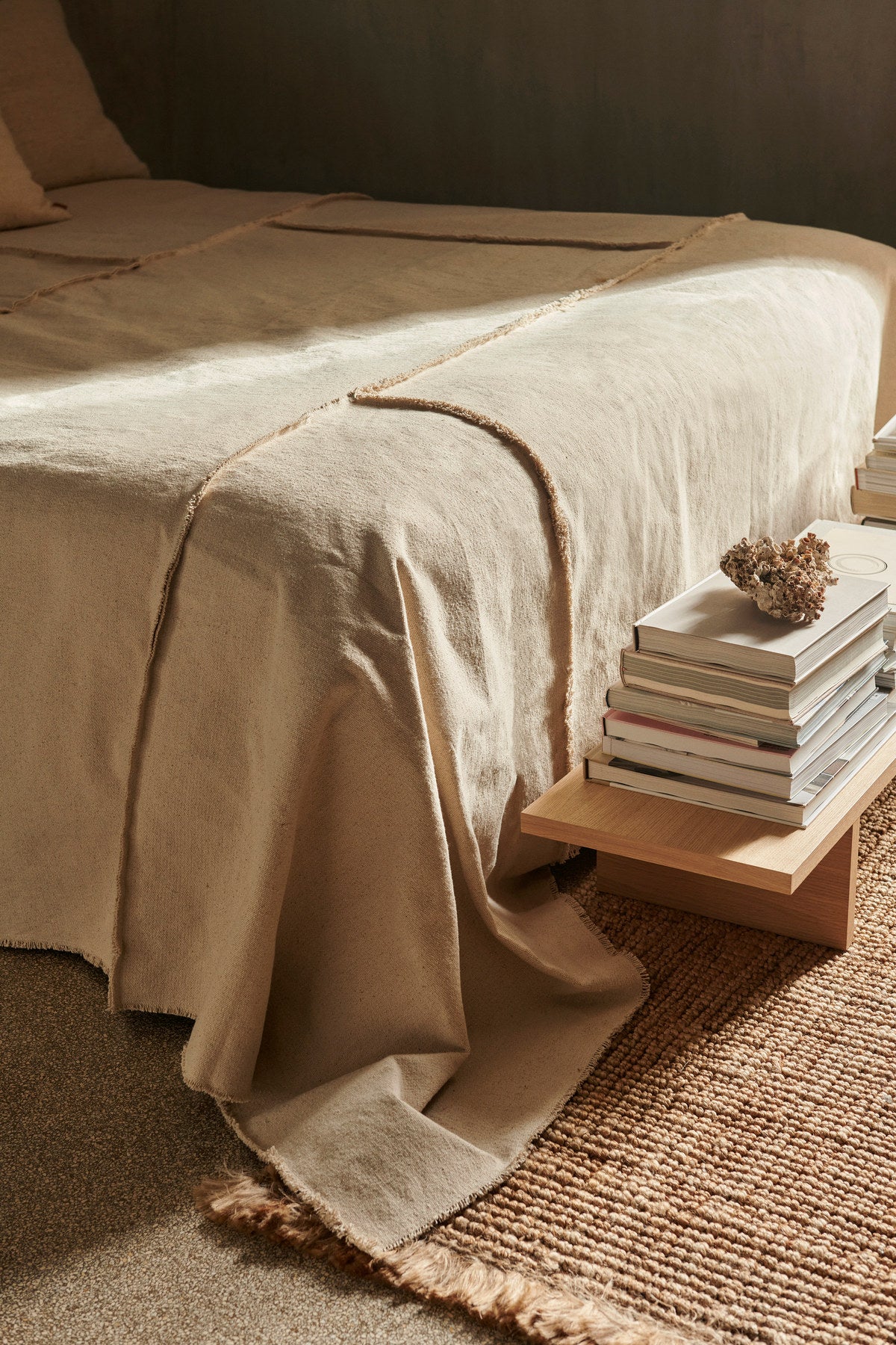 Offset Bettüberwurf in Off-White präsentiert im Onlineshop von KAQTU Design AG. Bettüberwurf ist von Ferm Living