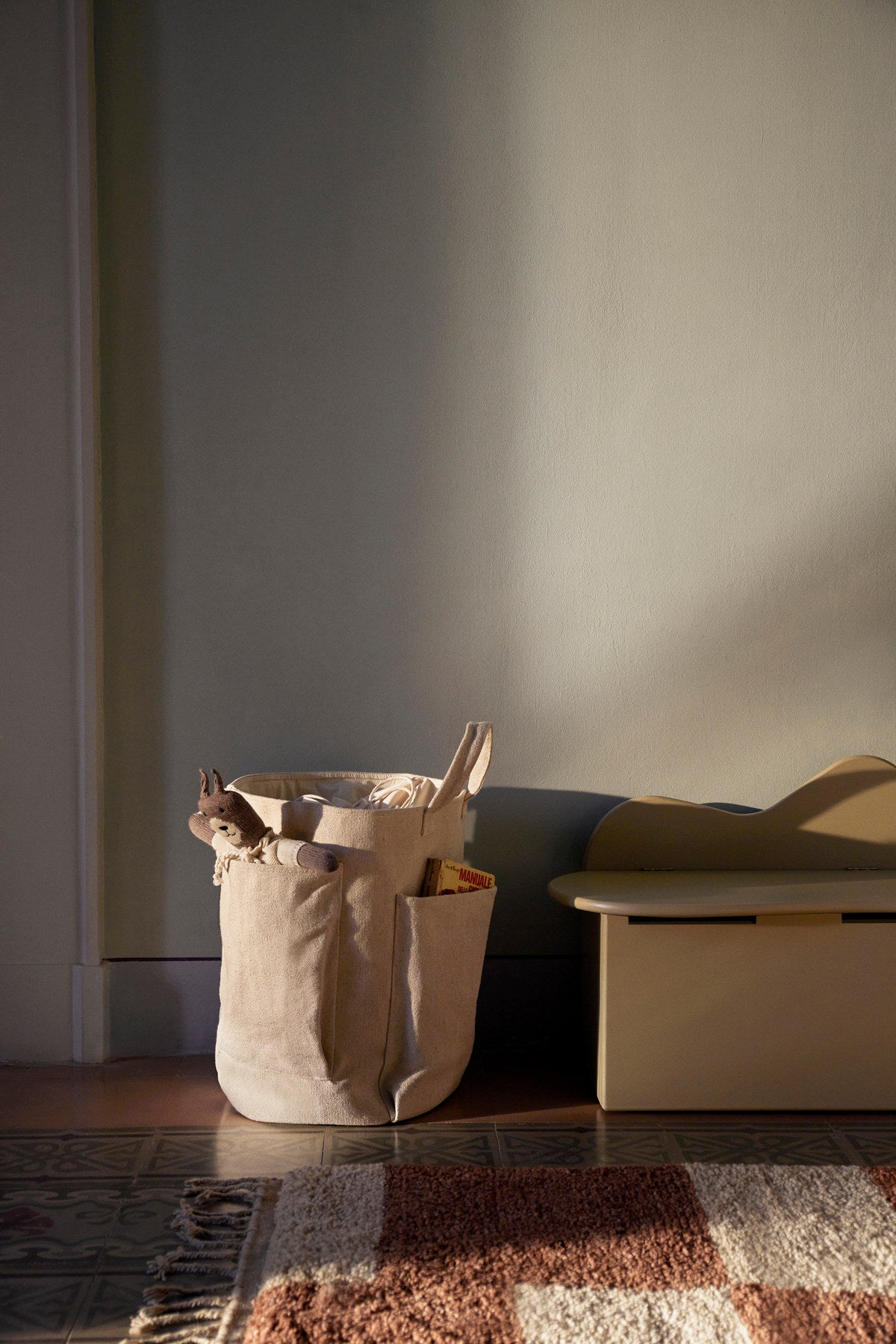 Aufbewahrungstasche in Off-White präsentiert im Onlineshop von KAQTU Design AG. Aufbewährungskörbe ist von Ferm Living