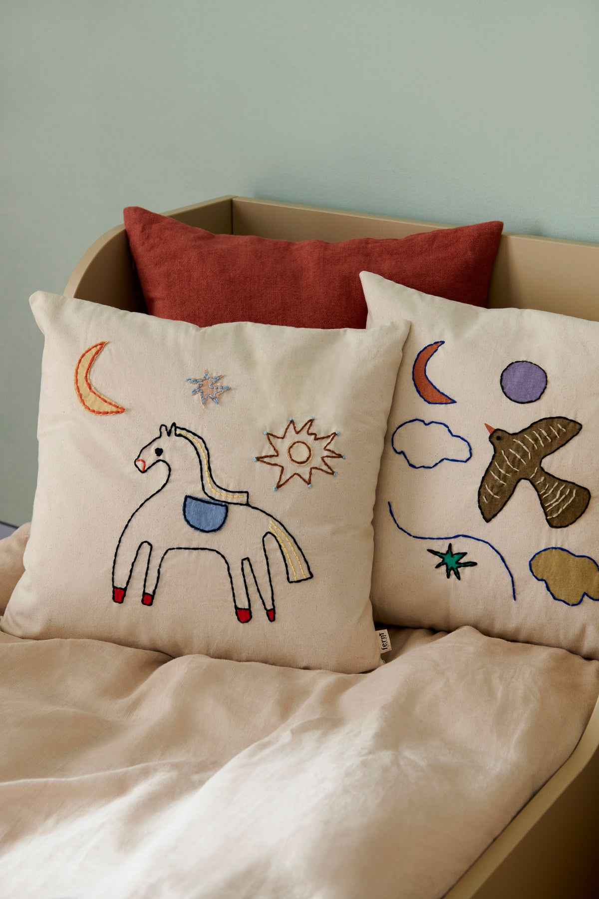 Naive Kissen in Horse präsentiert im Onlineshop von KAQTU Design AG. Kissen ist von Ferm Living