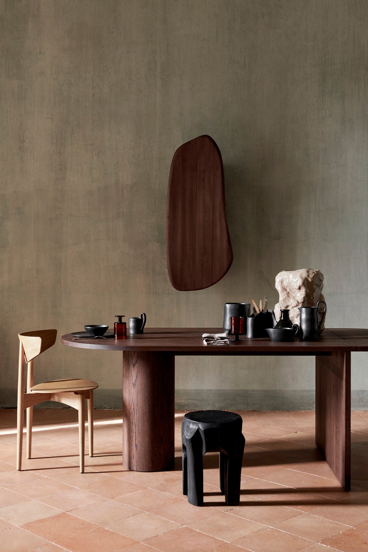 Pylo Esstisch in Dunkelbraun präsentiert im Onlineshop von KAQTU Design AG. Esstisch ist von Ferm Living