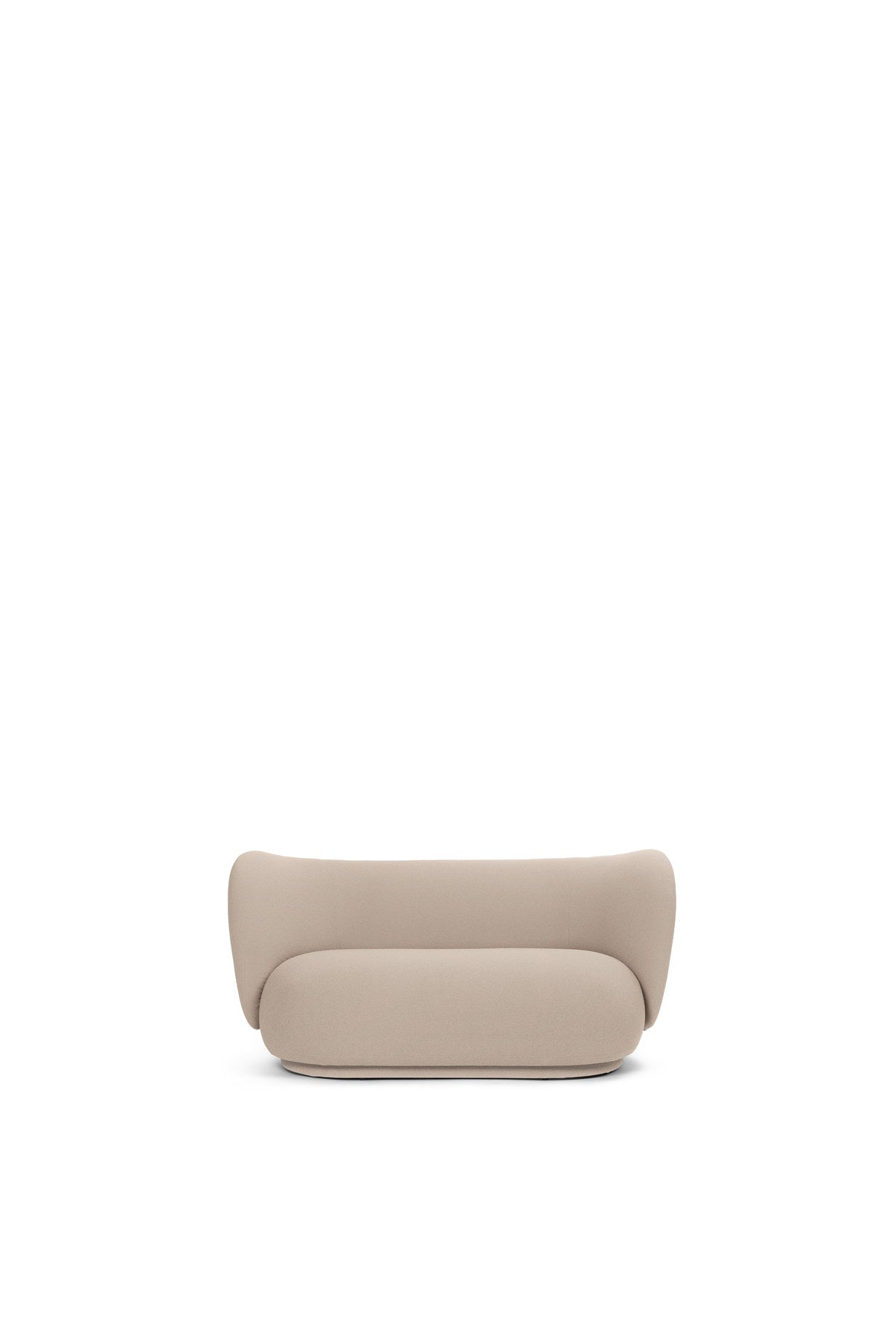 Rico 2er Sofa von Ferm Living mit runder Form, weichen Konturen und Stoffbezug