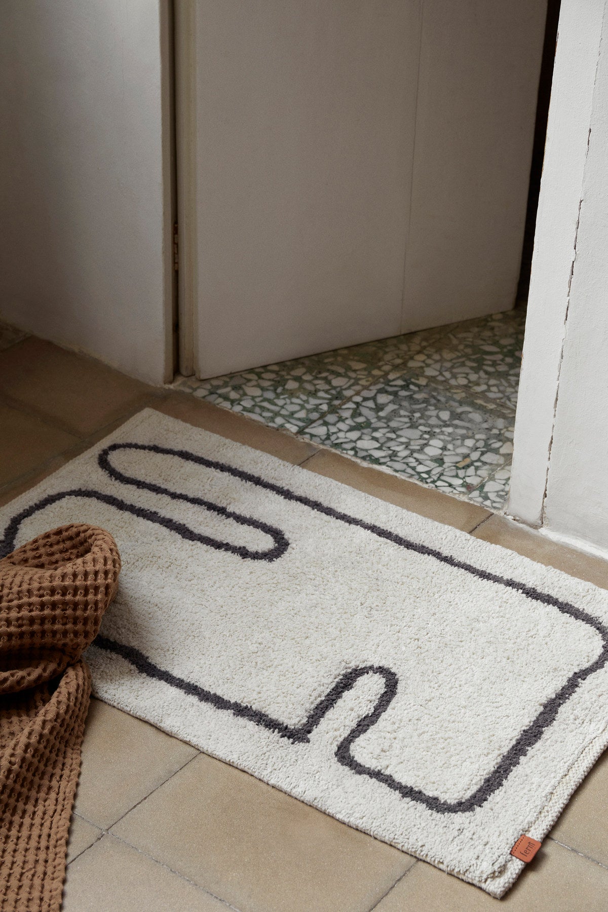 Lay Matte in Off-white/Coffee präsentiert im Onlineshop von KAQTU Design AG. Badematte ist von Ferm Living