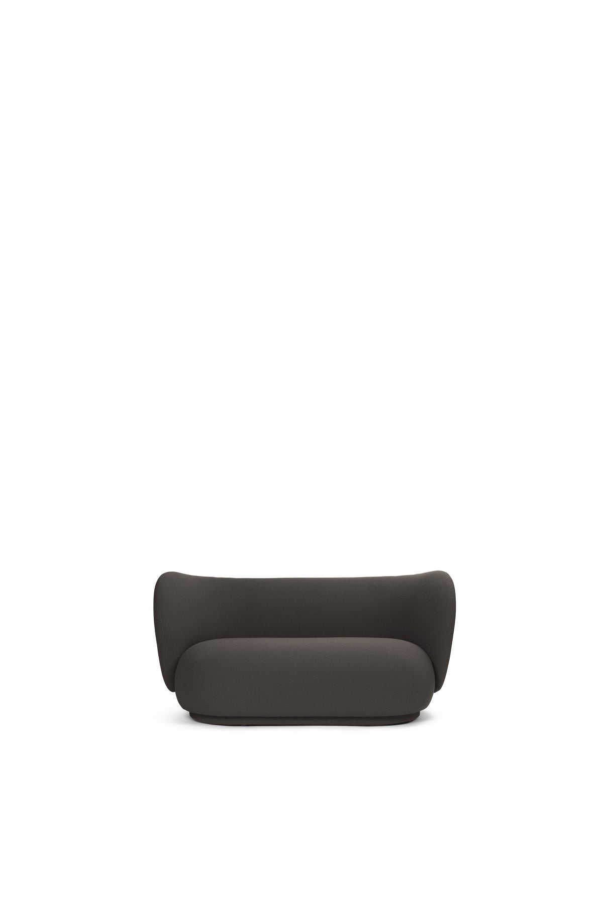 Rico 2er Sofa von Ferm Living mit runder Form, weichen Konturen und Stoffbezug