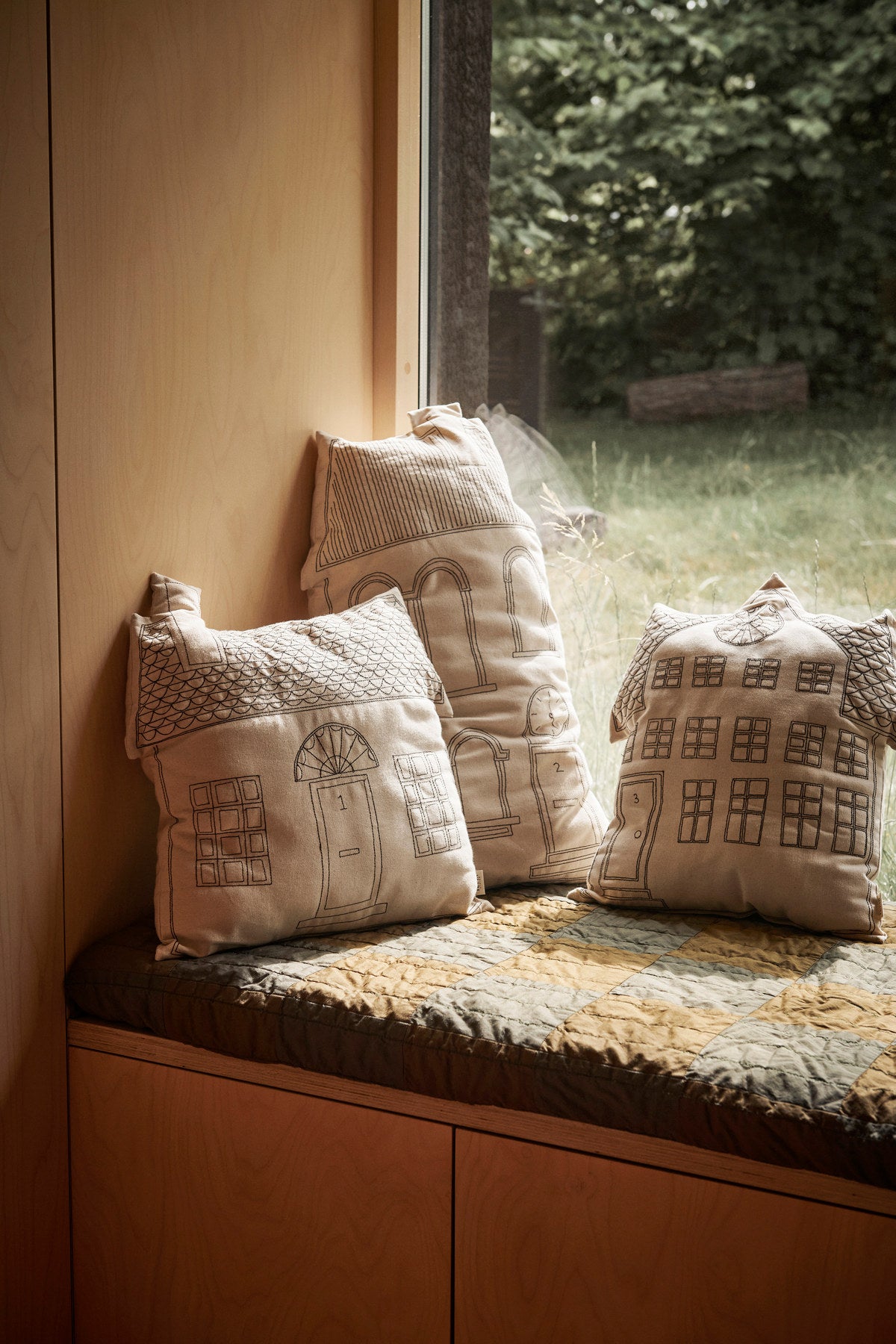 Abode Kissen in Clock präsentiert im Onlineshop von KAQTU Design AG. Kissen ist von Ferm Living