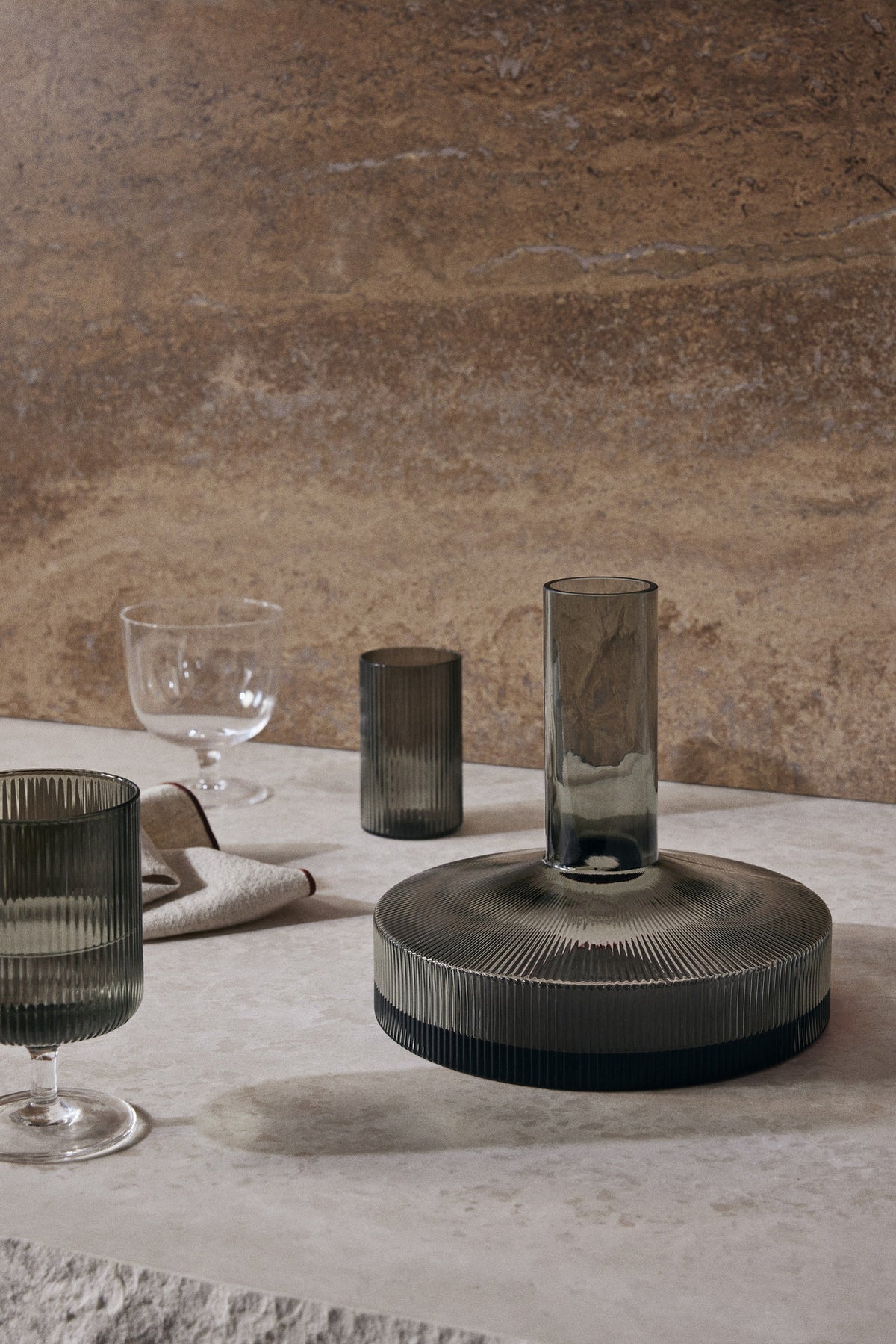 Ripple Weinkaraffe in Smoked Grey präsentiert im Onlineshop von KAQTU Design AG. Dekanter ist von Ferm Living