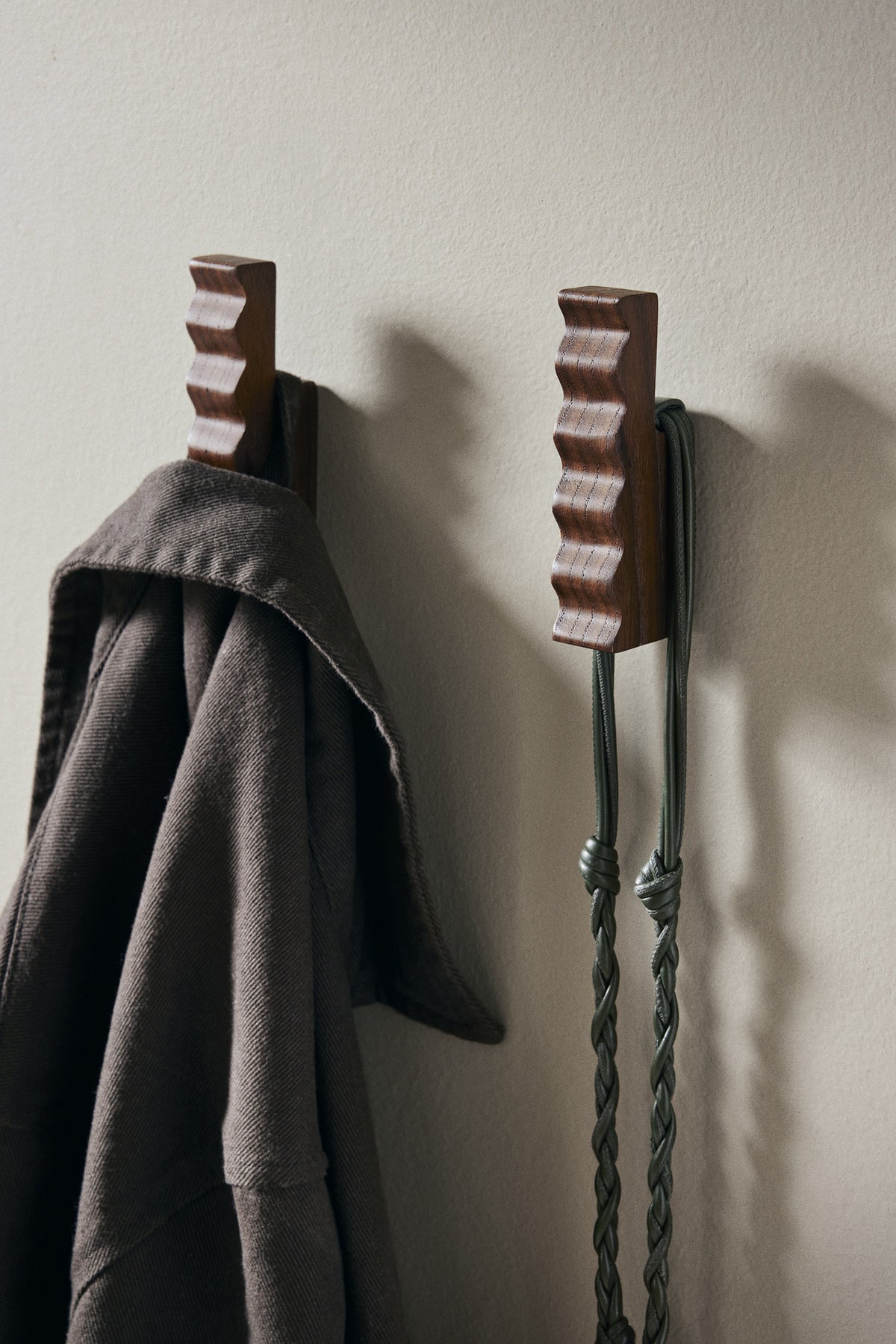 Unda Haken 2er Set in Dark Brown präsentiert im Onlineshop von KAQTU Design AG. Kleiderhaken ist von Ferm Living