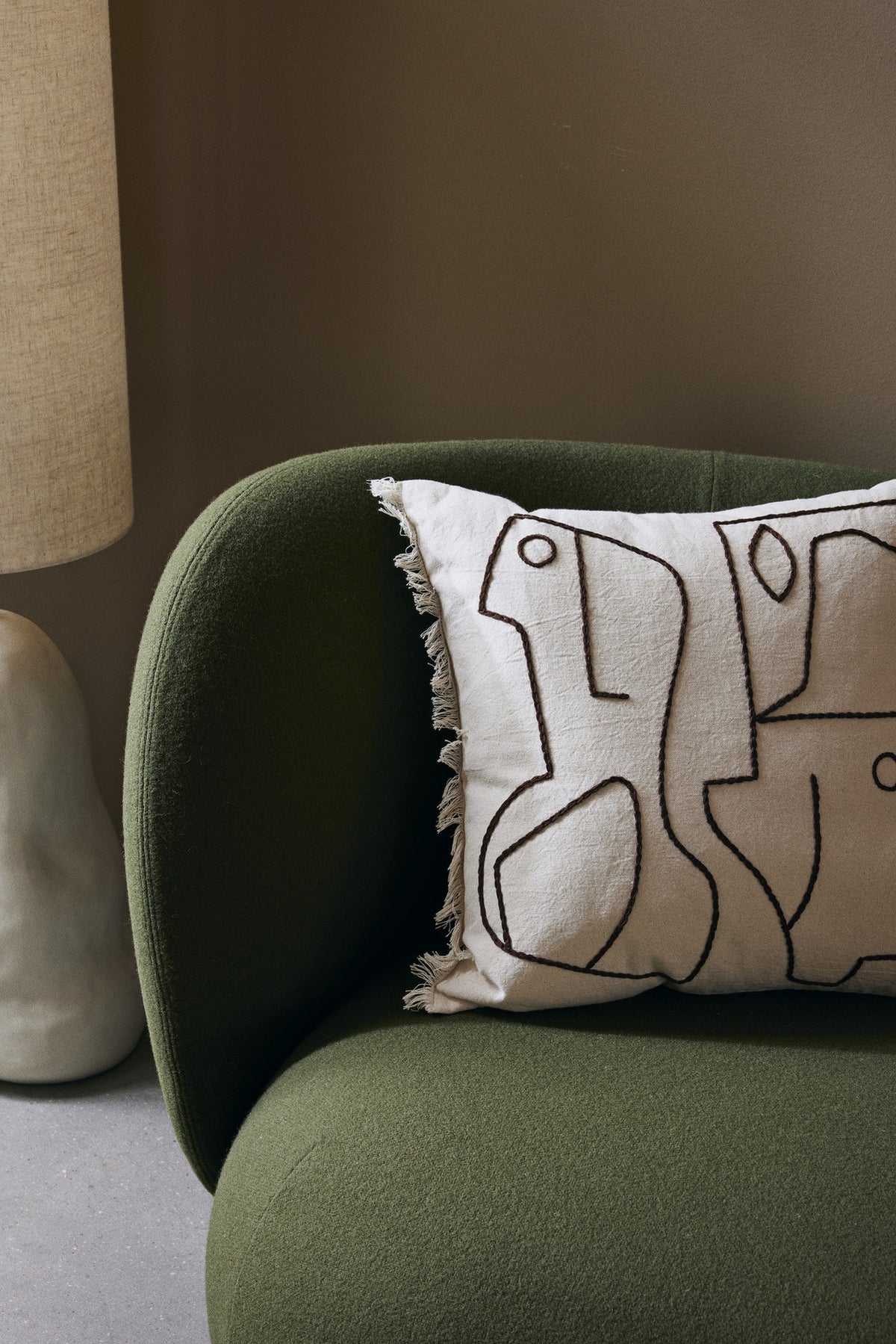 Figure Kissen in Off-white/Coffee präsentiert im Onlineshop von KAQTU Design AG. Kissen ist von Ferm Living