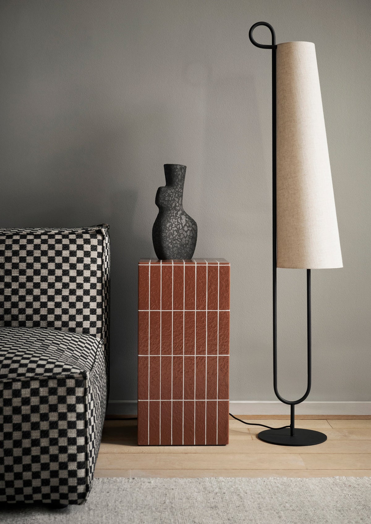 Ancora Stehleuchte in Black/Natural präsentiert im Onlineshop von KAQTU Design AG. Stehleuchte ist von Ferm Living