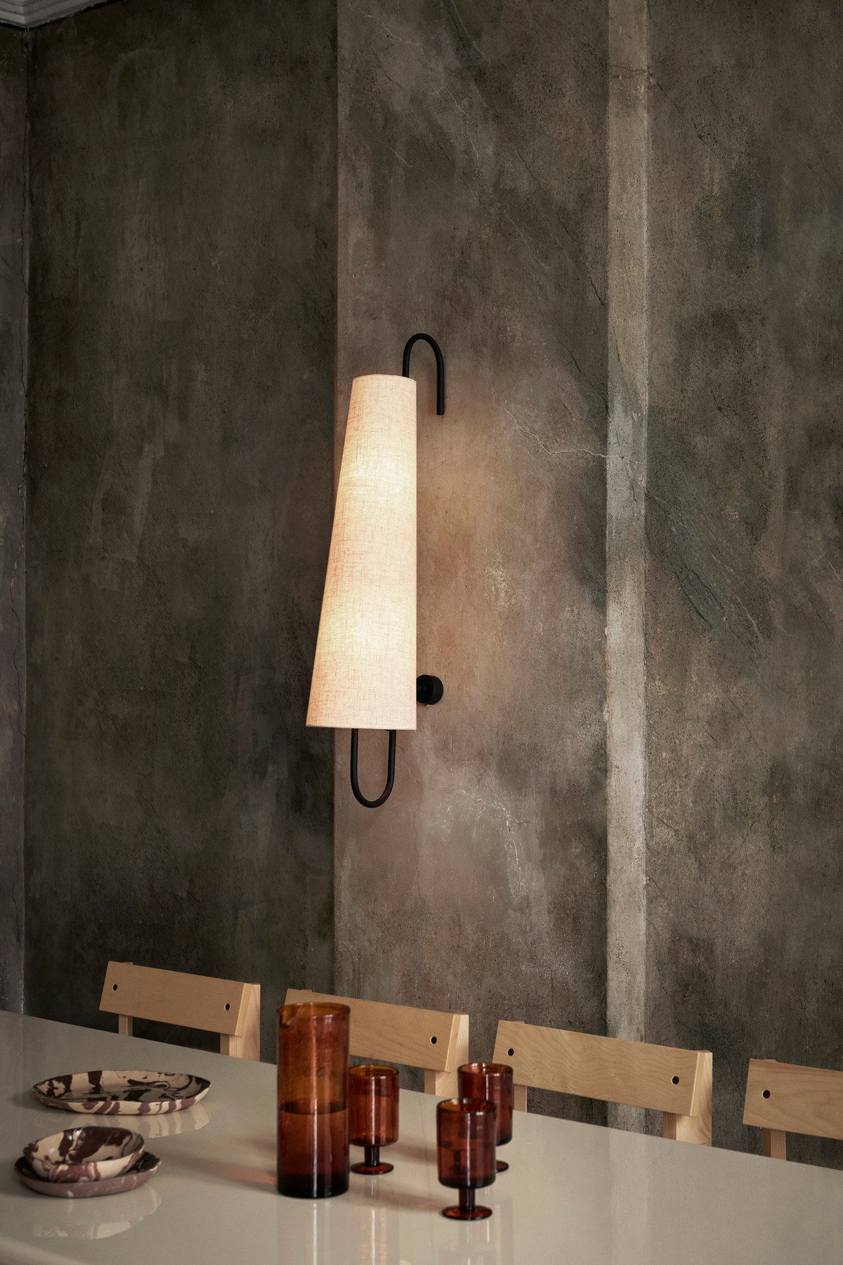 Ancora Wandleuchte 100 in Black/Natural präsentiert im Onlineshop von KAQTU Design AG. Wandleuchte ist von Ferm Living