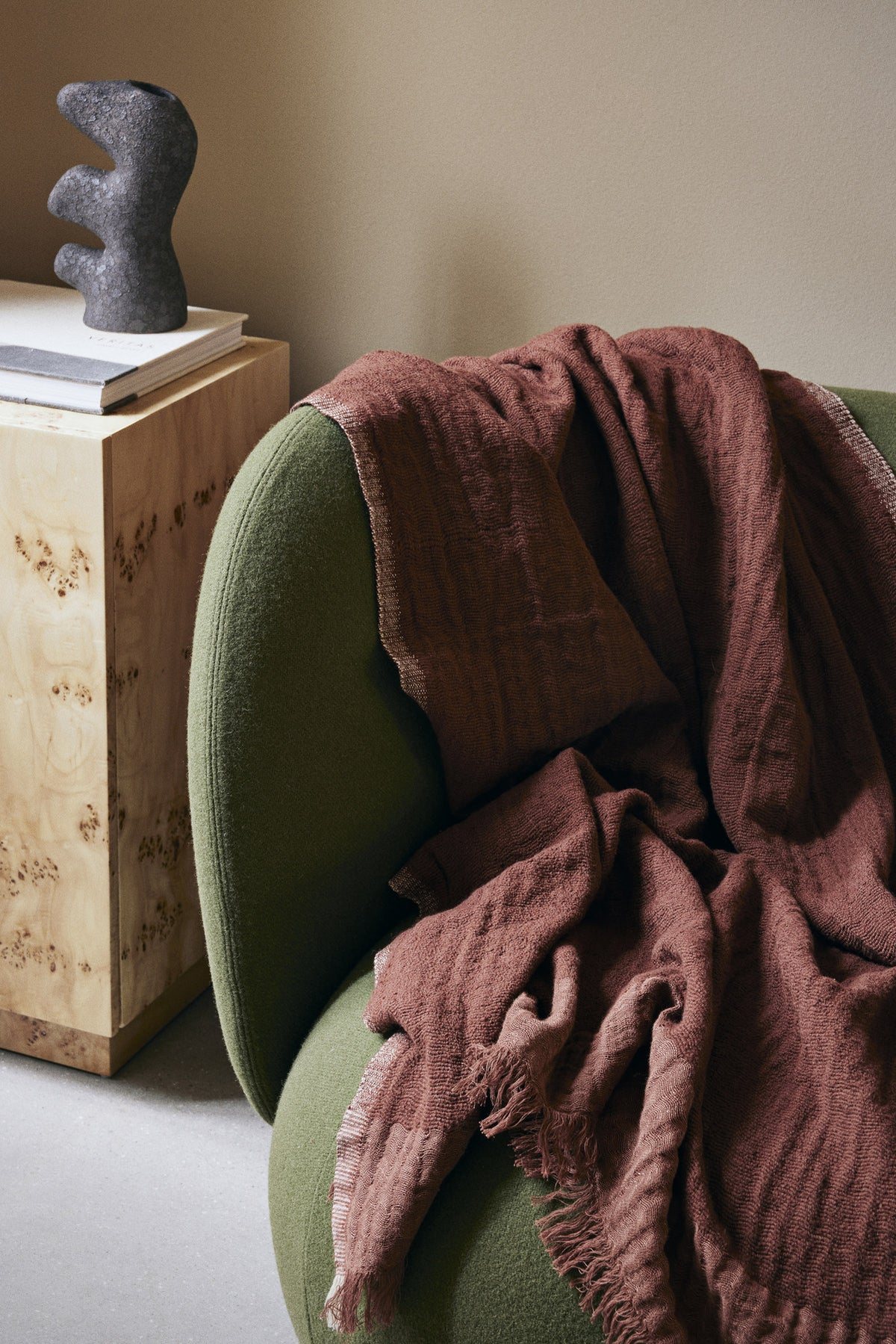 Weaver Throw Decke in Red Brown präsentiert im Onlineshop von KAQTU Design AG. Wolldecke ist von Ferm Living