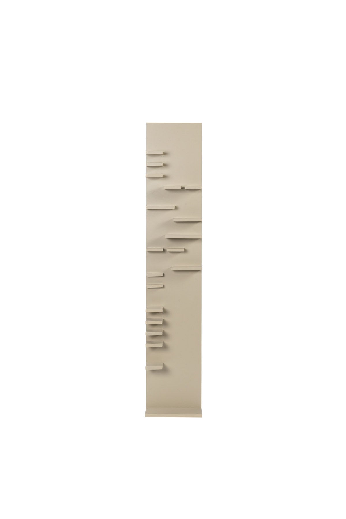Wandregal Parade 140 cm von Ferm Living in Cashmere, lackiertes FSC-zertifiziertes MDF mit mehreren unterschiedlich tiefen Mini-Regalböden an der Wand montiert.