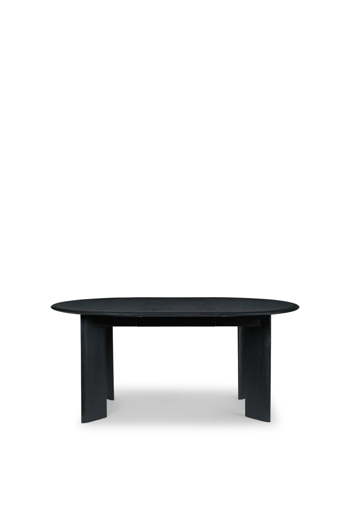 Runder Esstisch Bevel Ausziehtisch x2 von Ferm Living in Weiss, Birke massiv, mit skulpturhaften Beinen und abgerundeten Kanten, Durchmesser 117 cm.