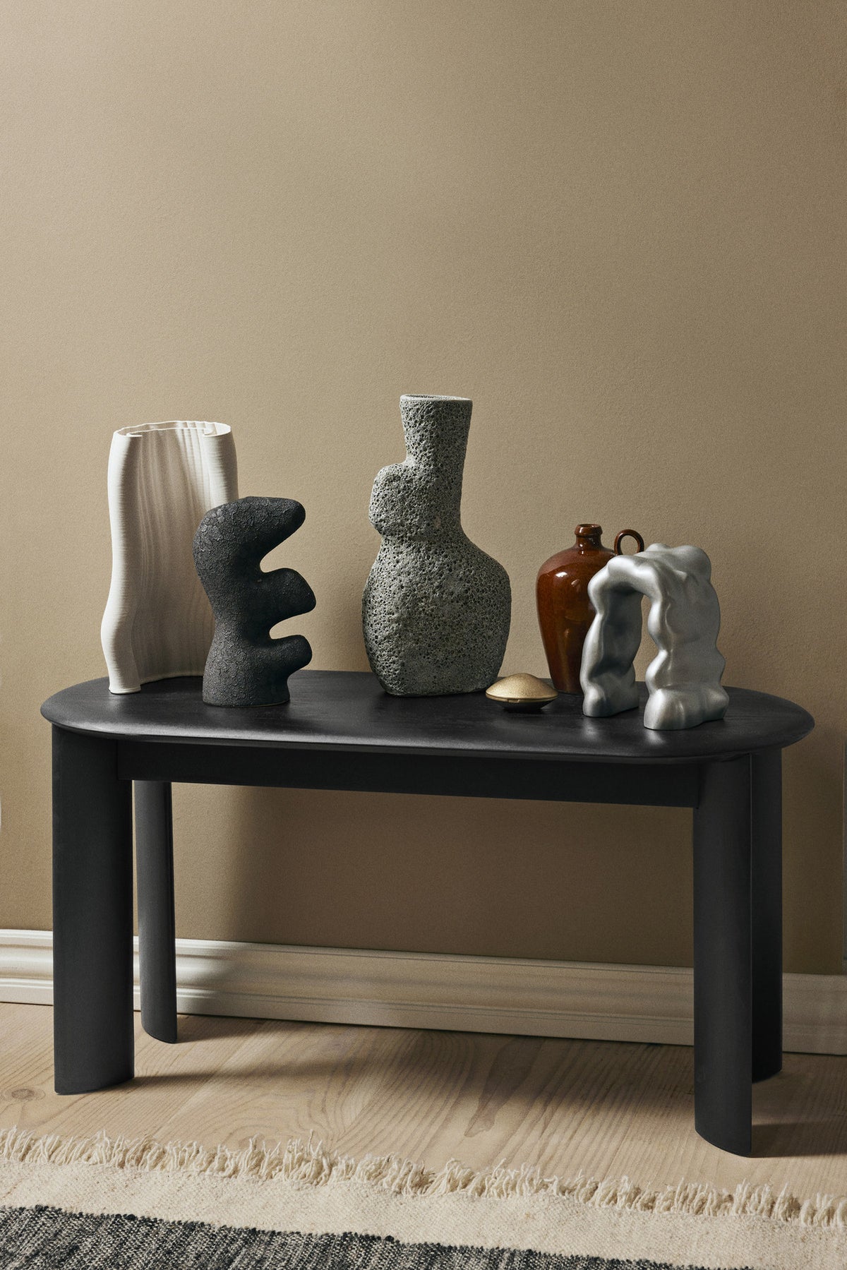 Bevel Bank in Schwarz präsentiert im Onlineshop von KAQTU Design AG. Sitzbank ist von Ferm Living