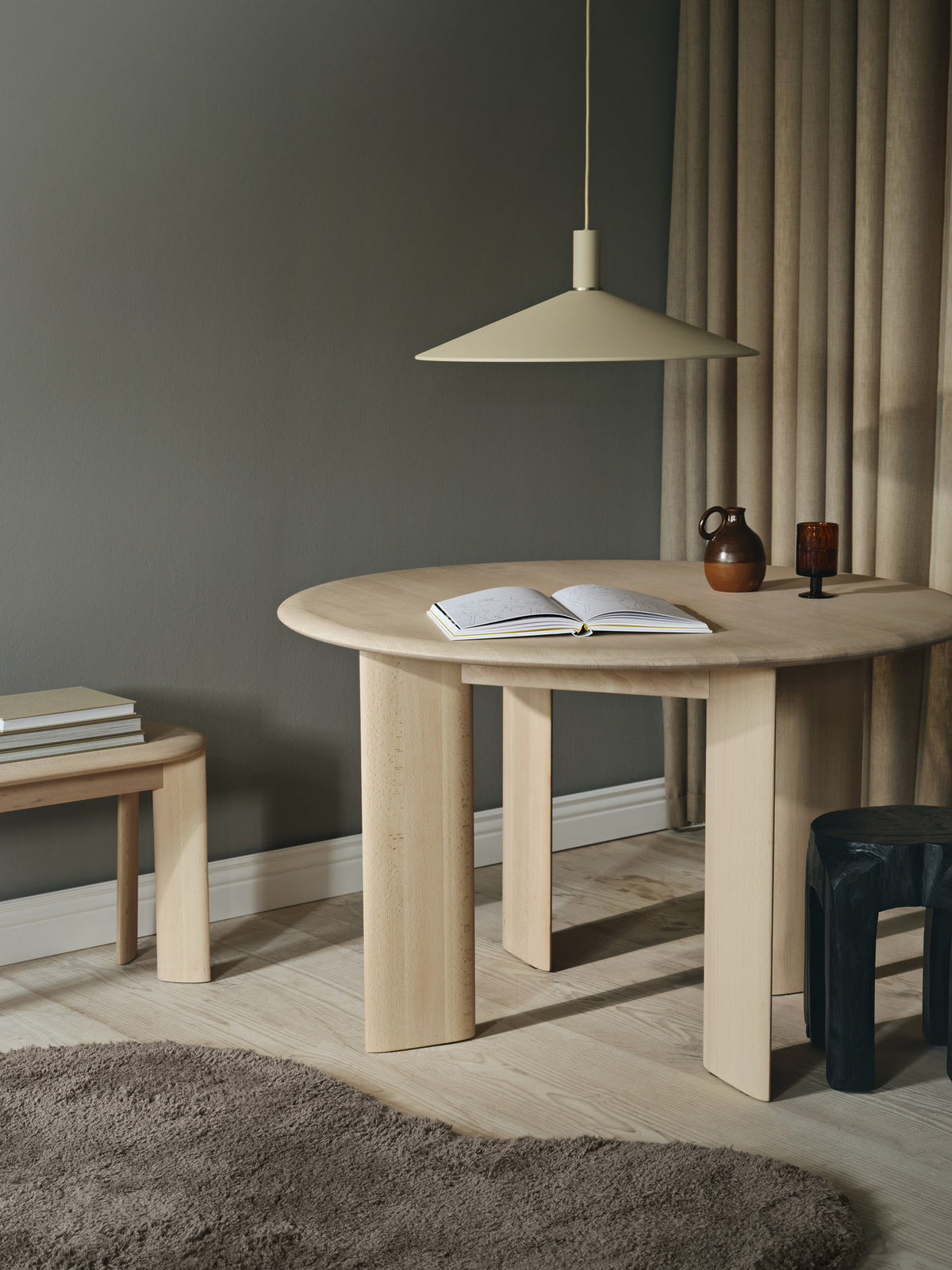 Bevel Tisch Rund Ø117 in White Oiled Beech präsentiert im Onlineshop von KAQTU Design AG. Esstisch ist von Ferm Living