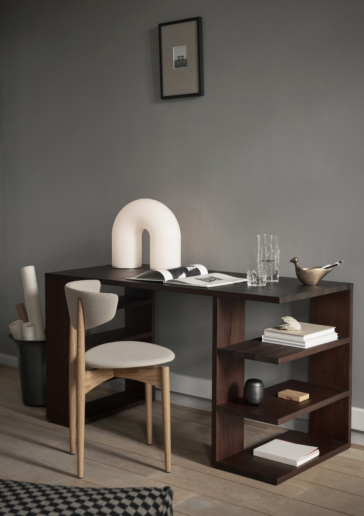Edre Schreibtisch in Dark Stained Pine präsentiert im Onlineshop von KAQTU Design AG. Schreibtisch ist von Ferm Living