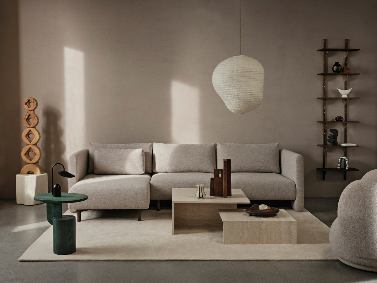 Distinct Grande Duo Tische in Travertin präsentiert im Onlineshop von KAQTU Design AG. Couchtisch ist von Ferm Living