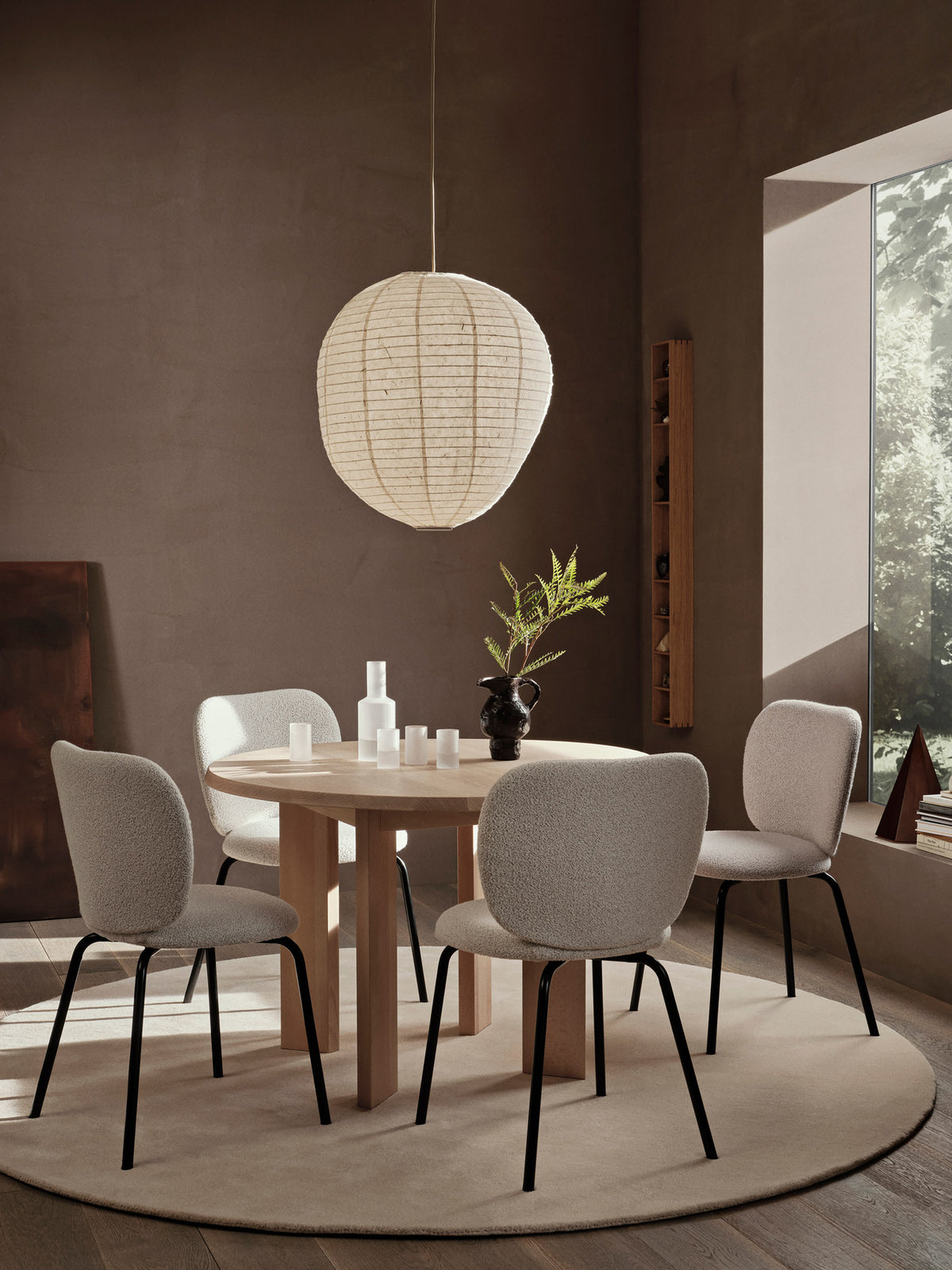 Esstisch Tarn - 115 von Ferm Living aus massiver, geölter Buche in Dark Stained Beech, mit abgeschrägter Kante und vier breiten Beinen.