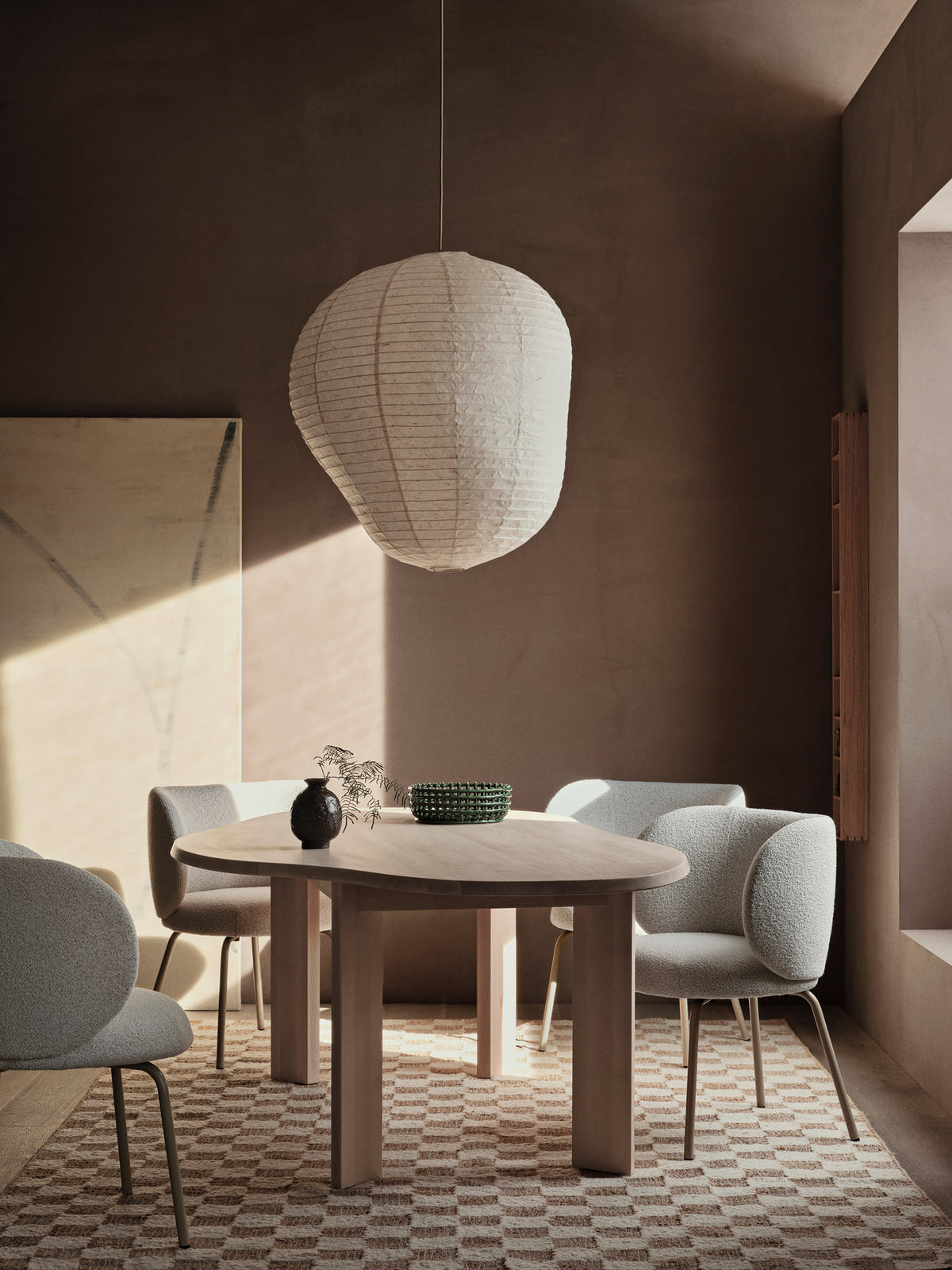 Esstisch Tarn - 220 von Ferm Living aus massiver, geölter Buche mit organischer Tischform und vier breiten, geradlinigen Beinen.