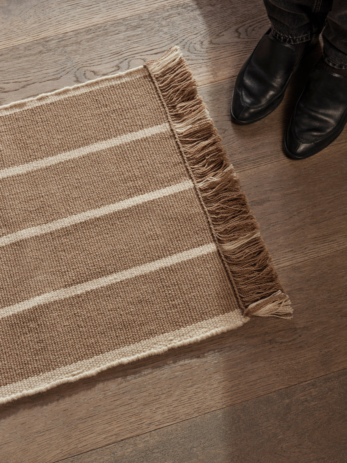 Calm Kelim Mat 50 x 70 in Darkwhite Sand/Off präsentiert im Onlineshop von KAQTU Design AG. Teppich ist von Ferm Living
