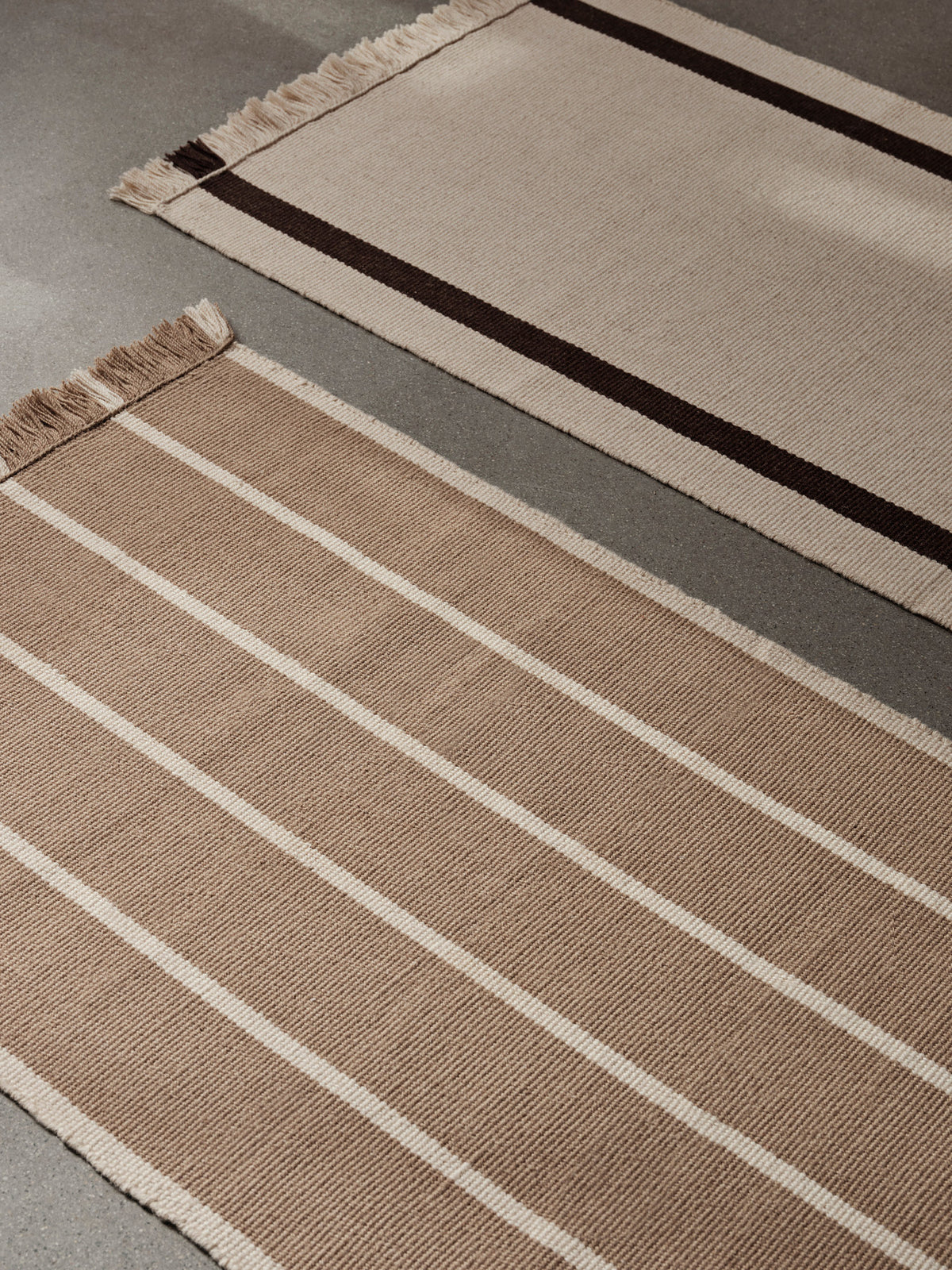 Calm Kelim Runner 80 x 200 in Dark Sand/Offwhite präsentiert im Onlineshop von KAQTU Design AG. Teppich ist von Ferm Living