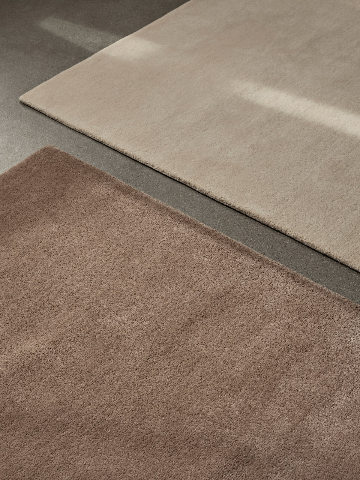 Rechteckiger Stille Tufted-Teppich von Ferm Living in Dunkel Pecan, Vorderseite aus getufteter Wolle, Rückseite aus Baumwolle.