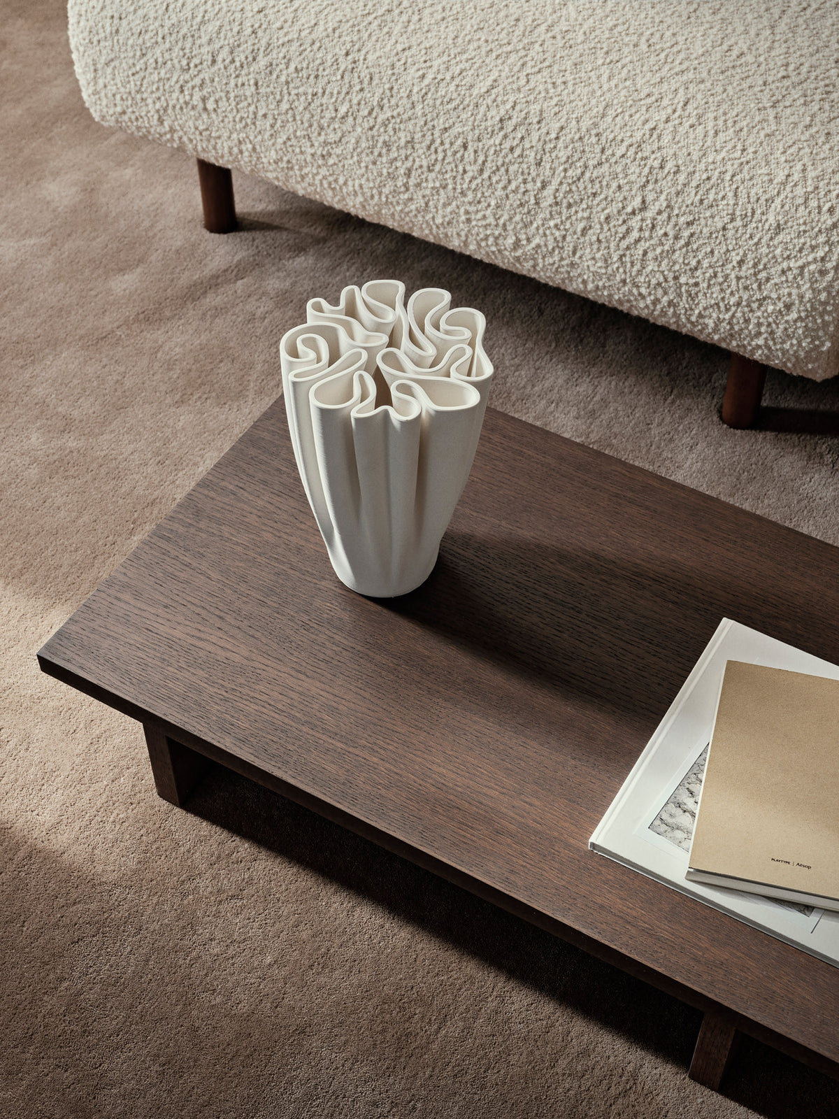 Grauer Kona Vitrinentisch von Ferm Living aus Kiefernfurnier mit MDP-Kern, rechteckige Form, klare Linien, als Beistelltisch für Deko und Bücher.