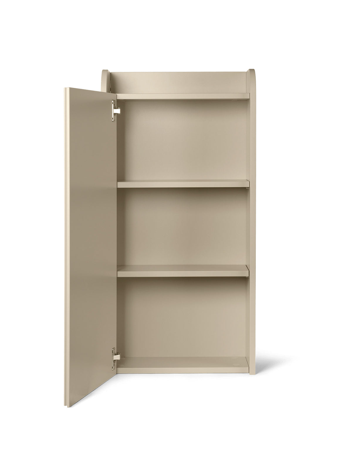 Sill Wandschrank von Ferm Living in Cashmere, lackiertes VMDF mit geschnitzten Türen, rechteckige Form, Wandmontage sichtbar