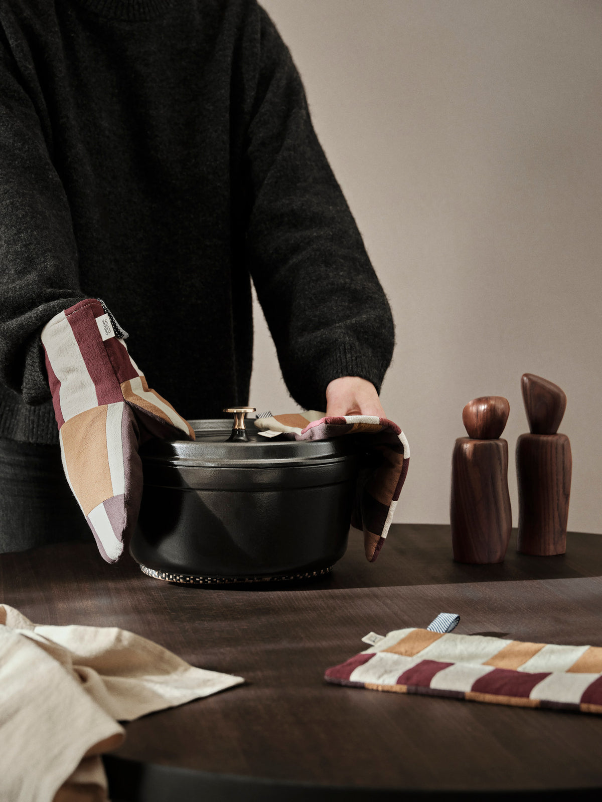 Section Oven Mitt in Patchwork präsentiert im Onlineshop von KAQTU Design AG. Küchenhelfer ist von Ferm Living