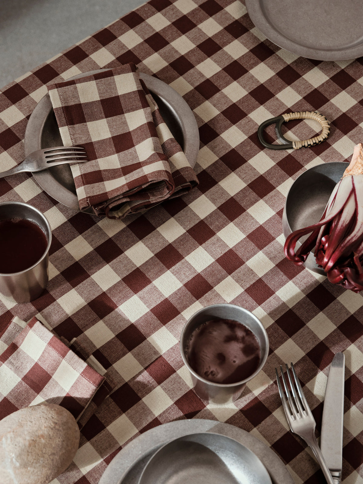 Tumbled Plate in Stainless Steel präsentiert im Onlineshop von KAQTU Design AG. Teller ist von Ferm Living