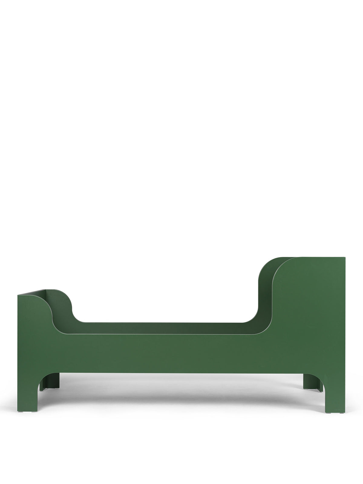 Sill Junior Bett von Ferm Living aus lackiertem MDF mit abgerundeten Formen, hohem Kopf- und Fussteil, in Verdant Green.