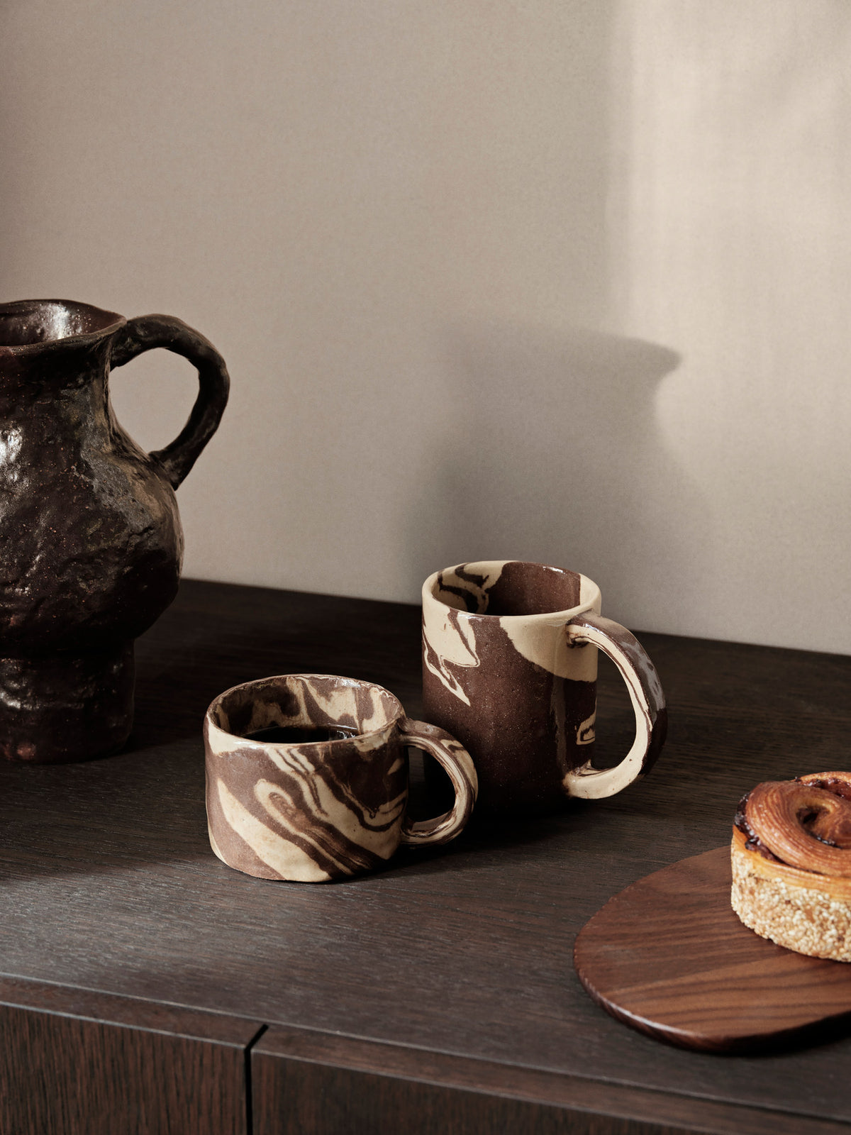 Ryu Becher von Ferm Living aus geschichtetem Steinzeug mit transparenter Glasur in Sand/Brown, Tasse mit individuellem Muster aus der Sekki-Serie