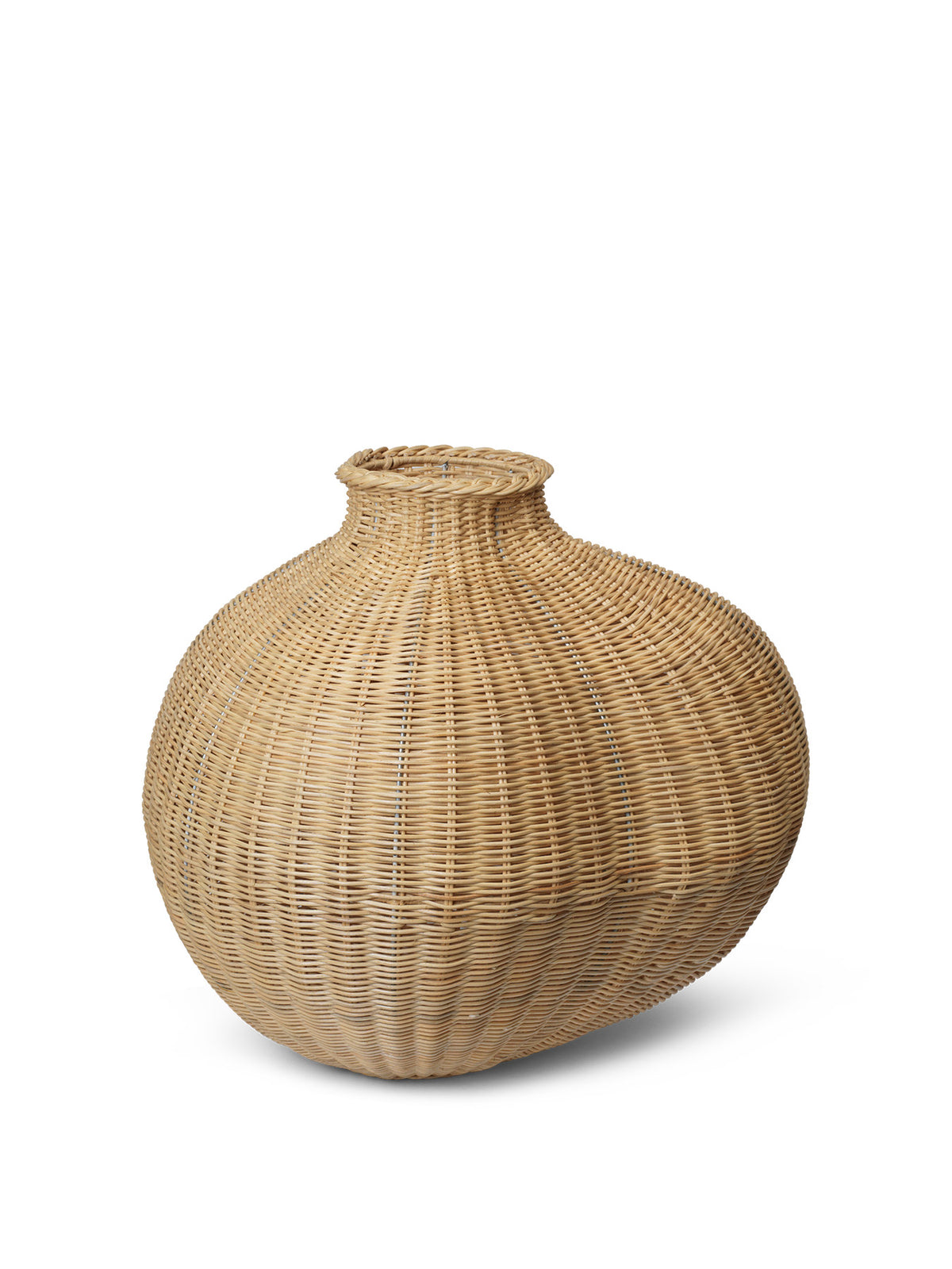Bola Braided Floor Vase in Natural präsentiert im Onlineshop von KAQTU Design AG. Vase ist von Ferm Living