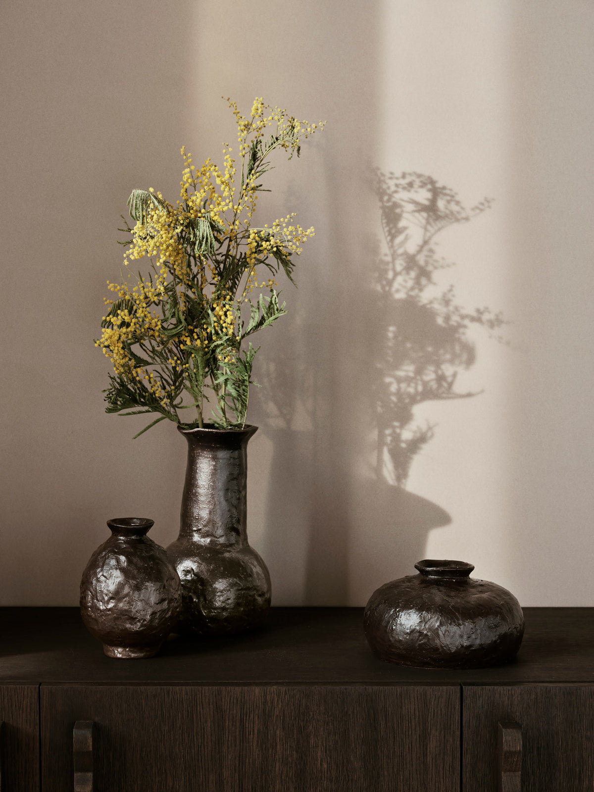 Doro Vase von Ferm Living aus glasiertem Terrakotta in Coffee, runde strukturierte Form, Durchmesser 16 cm, Höhe 27 cm, auf neutralem Hintergrund