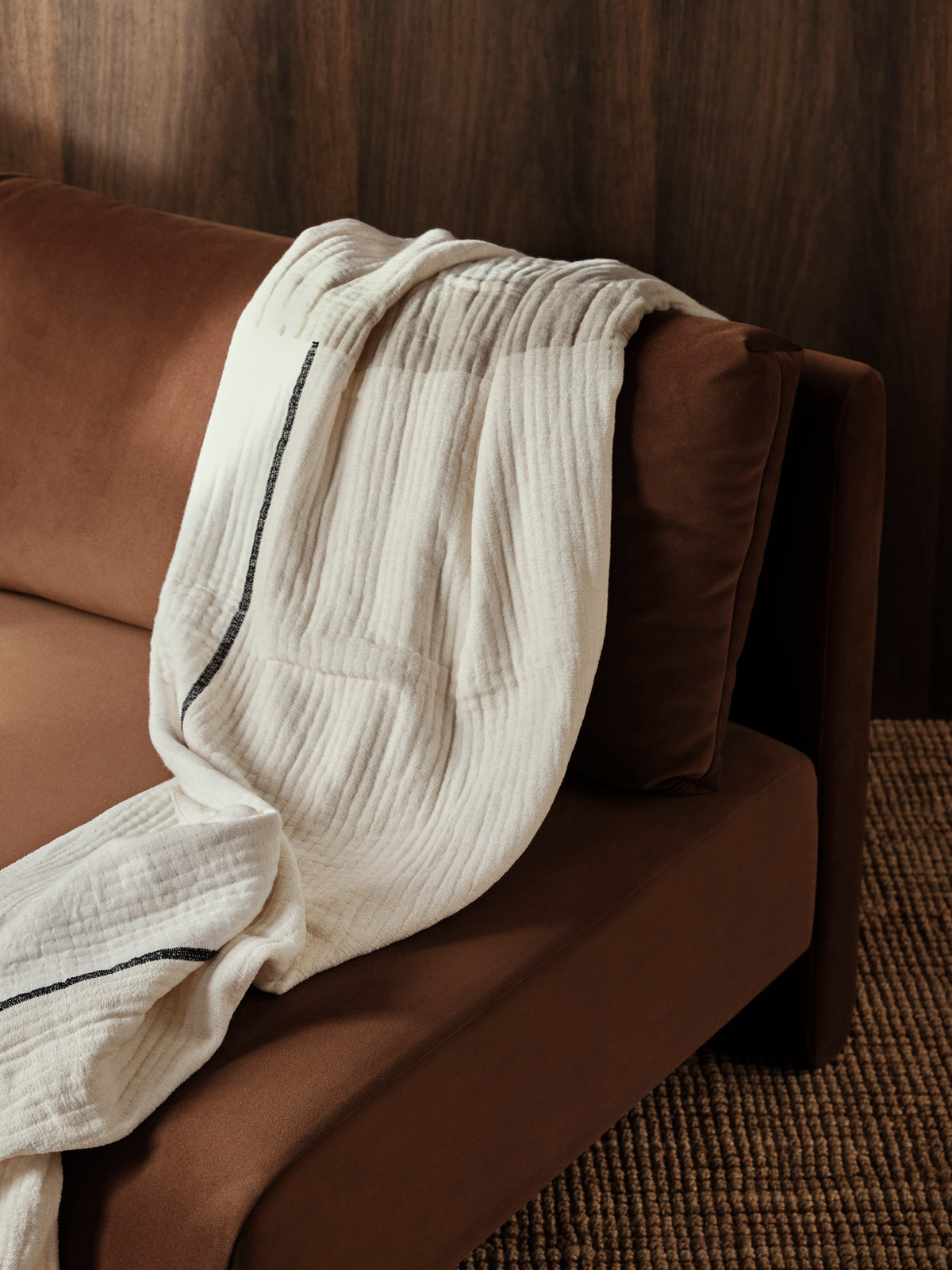 Dela Throw in Natural/Offwhite präsentiert im Onlineshop von KAQTU Design AG. Wolldecke ist von Ferm Living