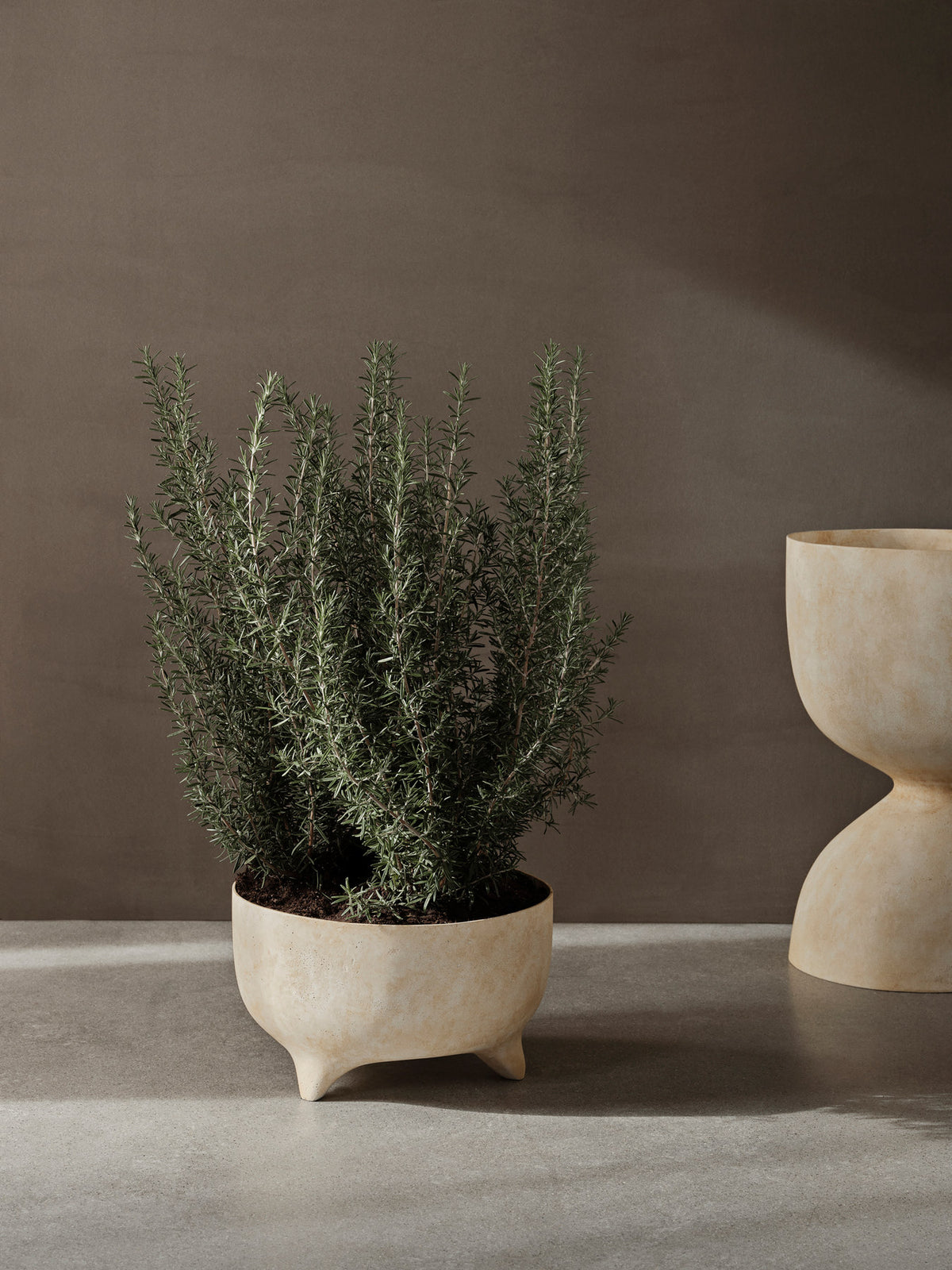 Evoke Topf von Ferm Living aus Faserstein in Warm Sand, organische Form, Grösse D: 35 cm x H: 45 cm, für drinnen und draussen geeignet.
