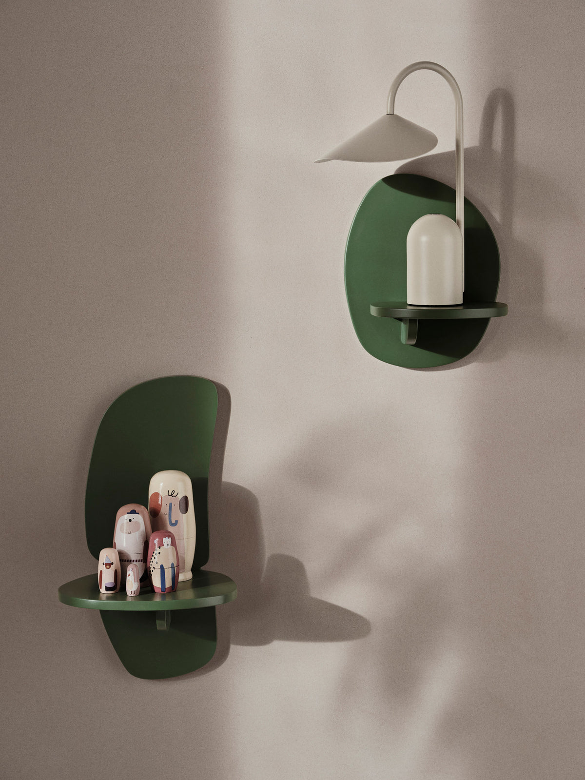 Pilu Regal H40 in Verdant Green präsentiert im Onlineshop von KAQTU Design AG. Wandregal ist von Ferm Living